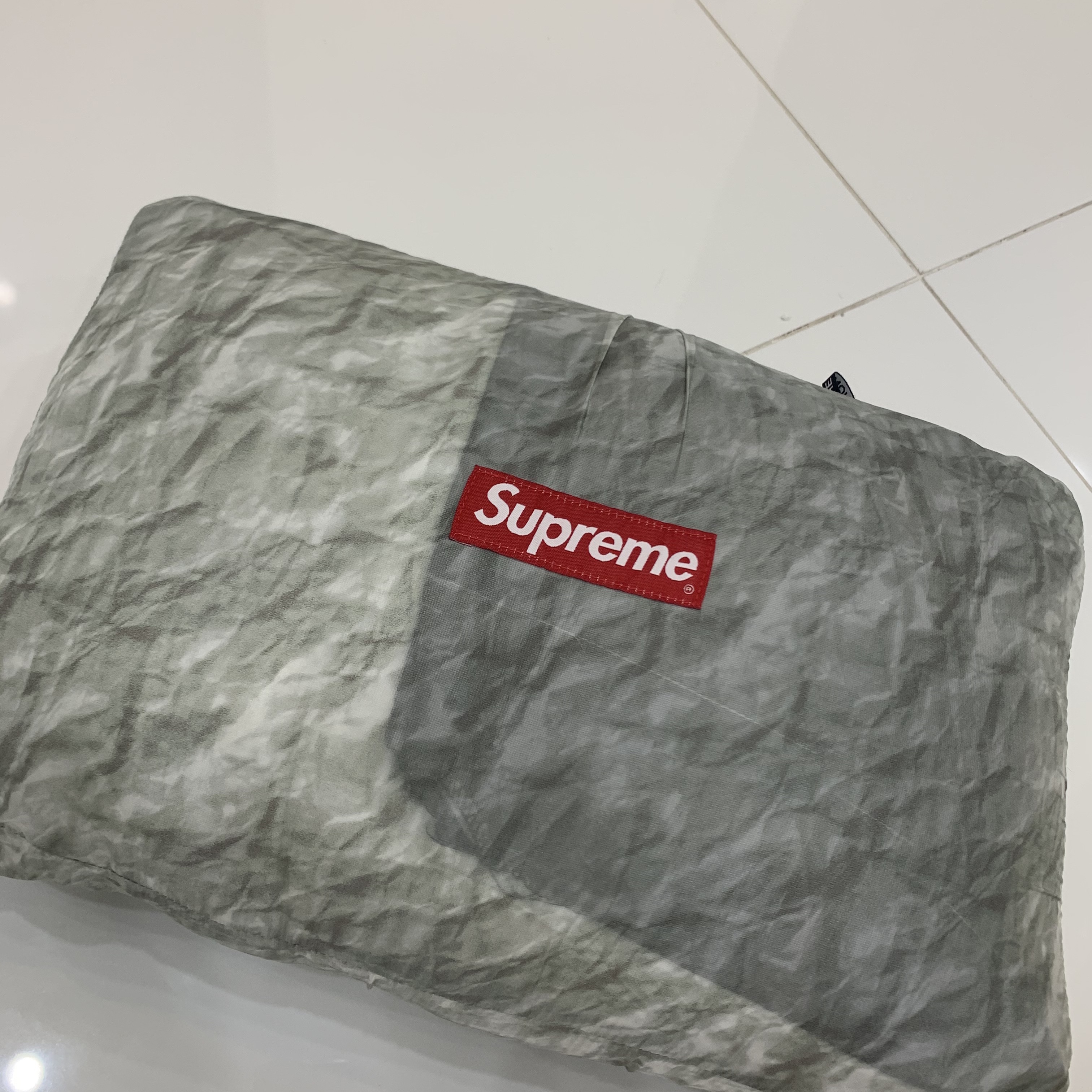 Supreme x The North Face Paper Print Nuptse Jacket - 19FW 착용 스타일