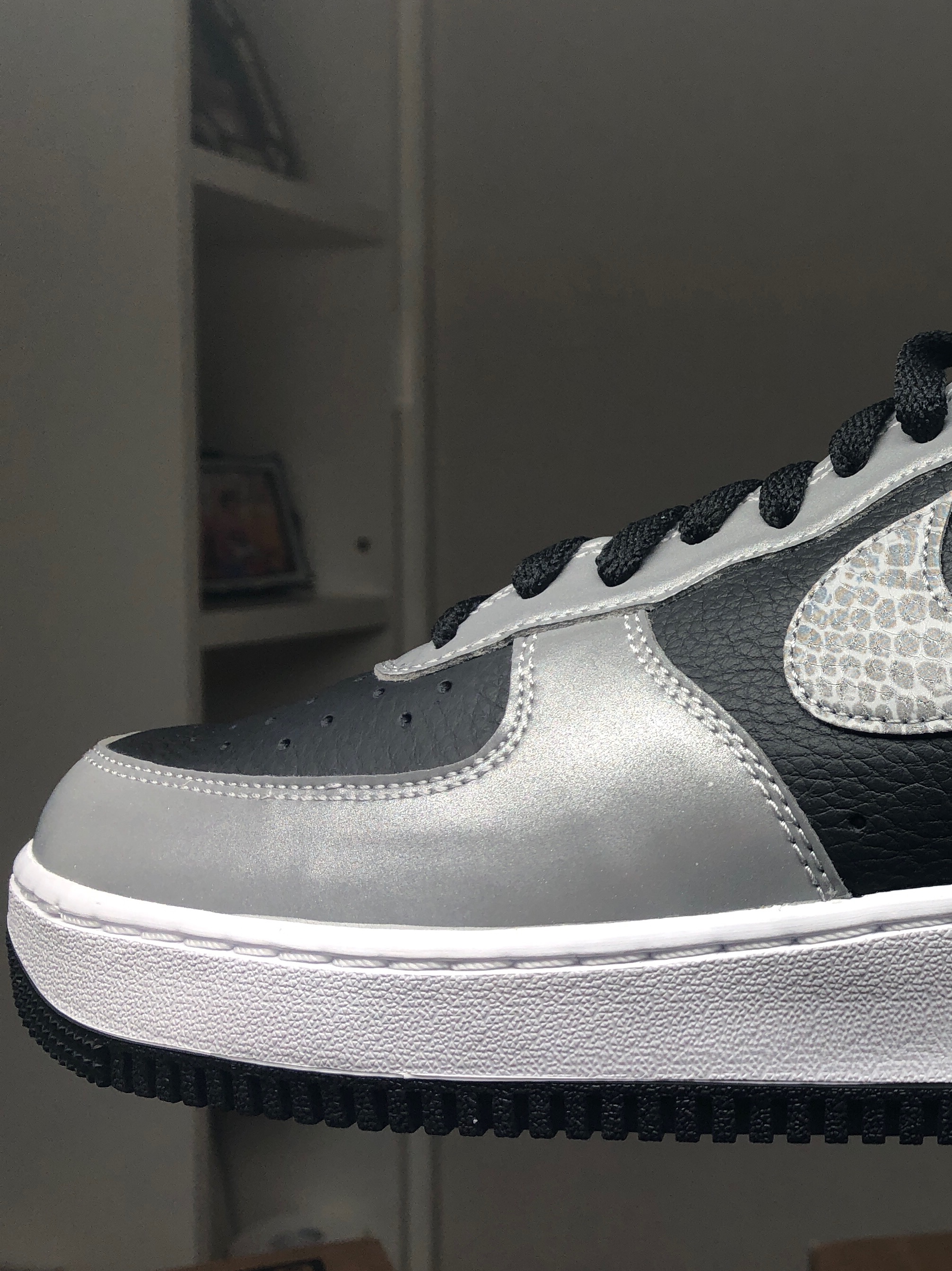 Nike Air Force 1 B Silver Snake 착용 스타일 - 1