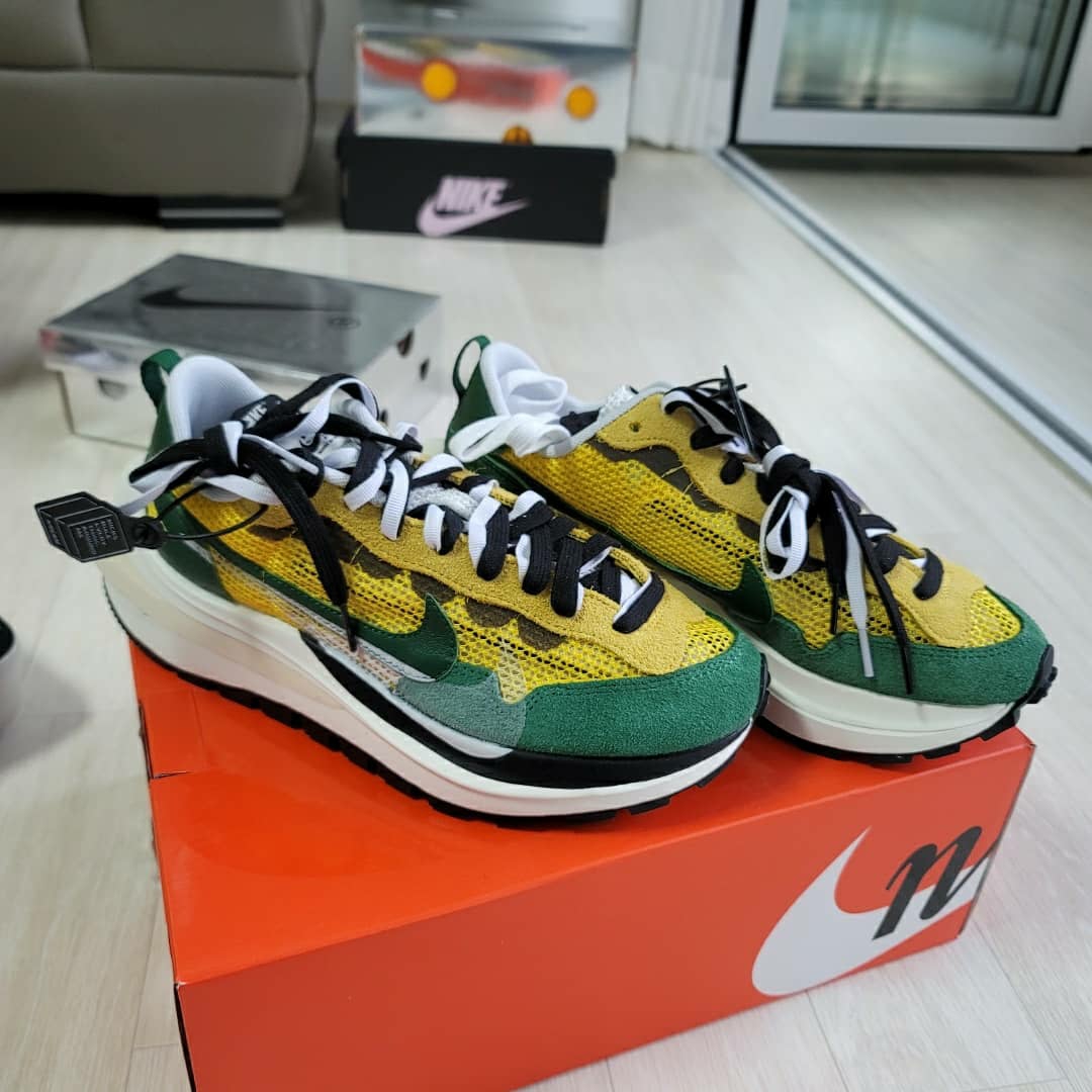 Nike x Sacai VaporWaffle String & Black Villain Red, Nike x Sacai VaporWaffle Tour Yellow & Gorge Green Sail 착용 스타일 - 4