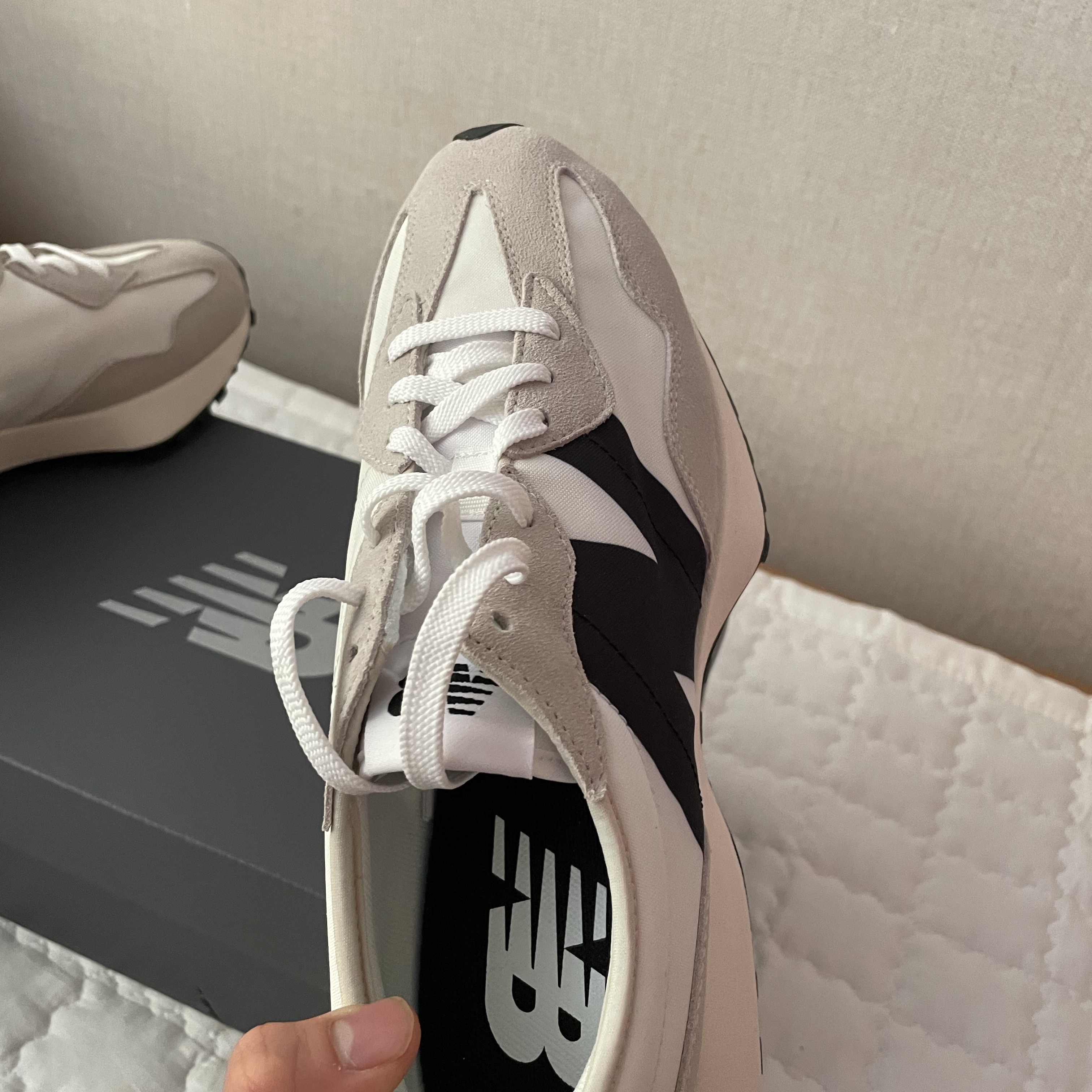 New Balance 327 White Black 착용 스타일