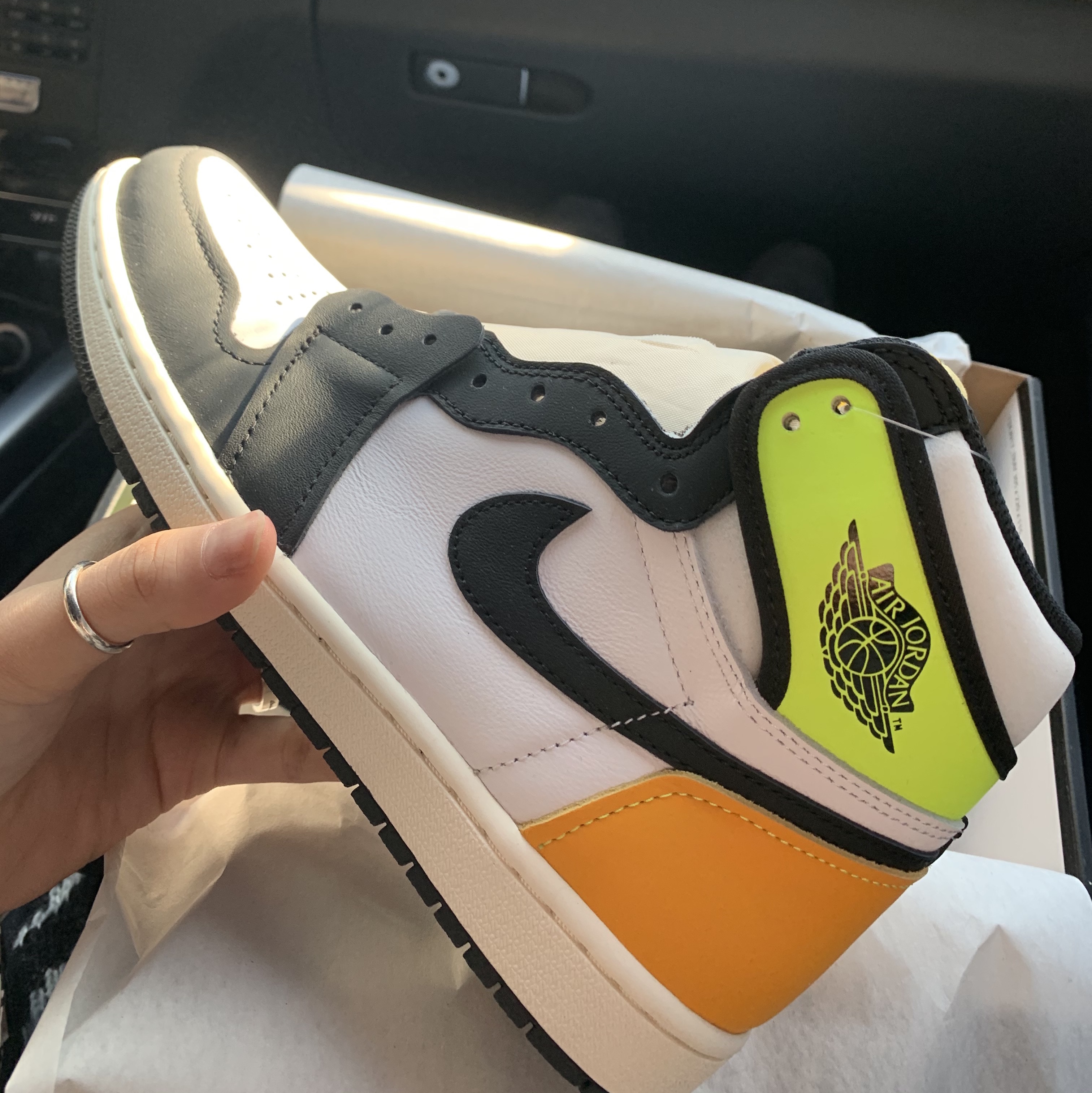 Jordan 1 Retro High OG Volt Gold 착용 스타일 - 2
