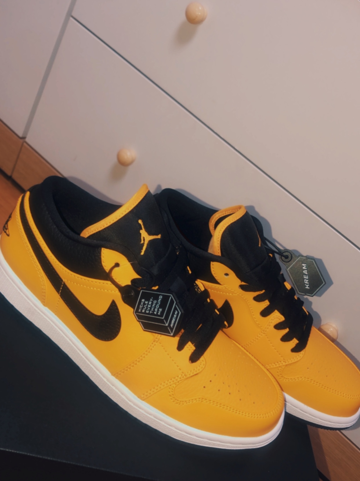 Jordan 1 Low University Gold Black 착용 스타일 - 2