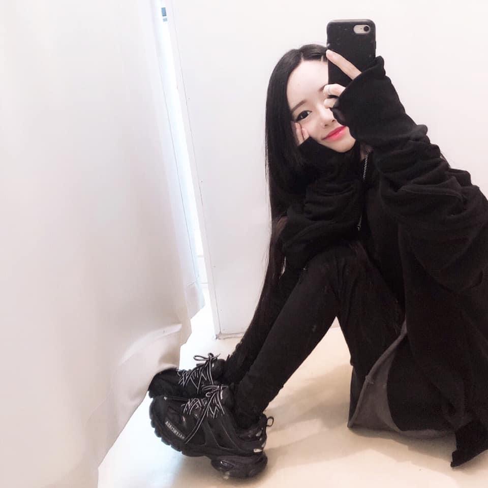 Balenciaga Track Sneakers Triple Black 착용 스타일 - 2