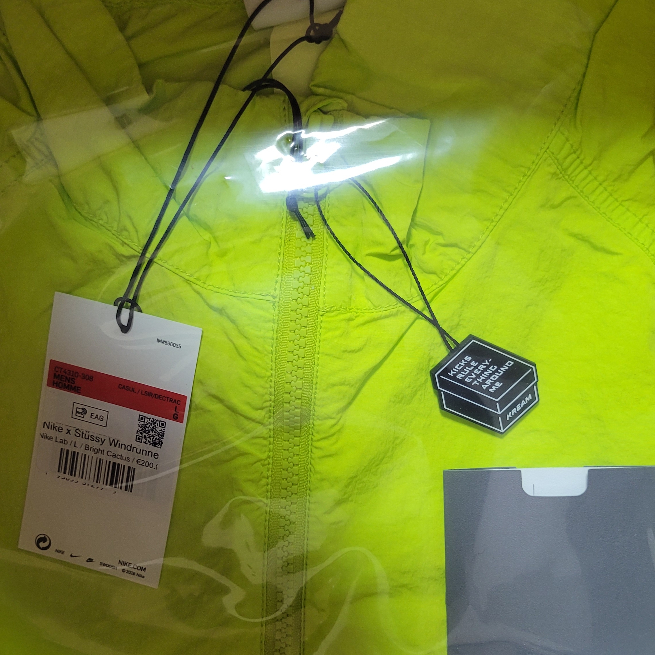 Nike x Stussy Windrunner Jacket Bright Cactus 착용 스타일 - 2