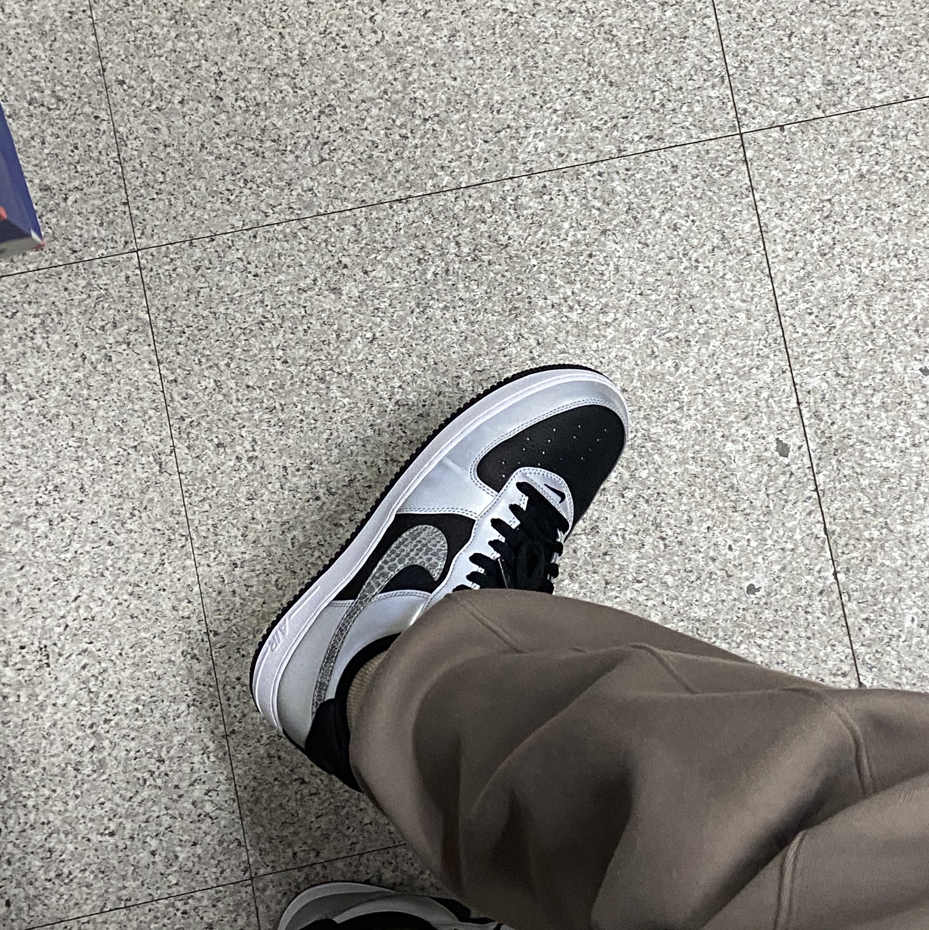 Nike Air Force 1 B Silver Snake 착용 스타일