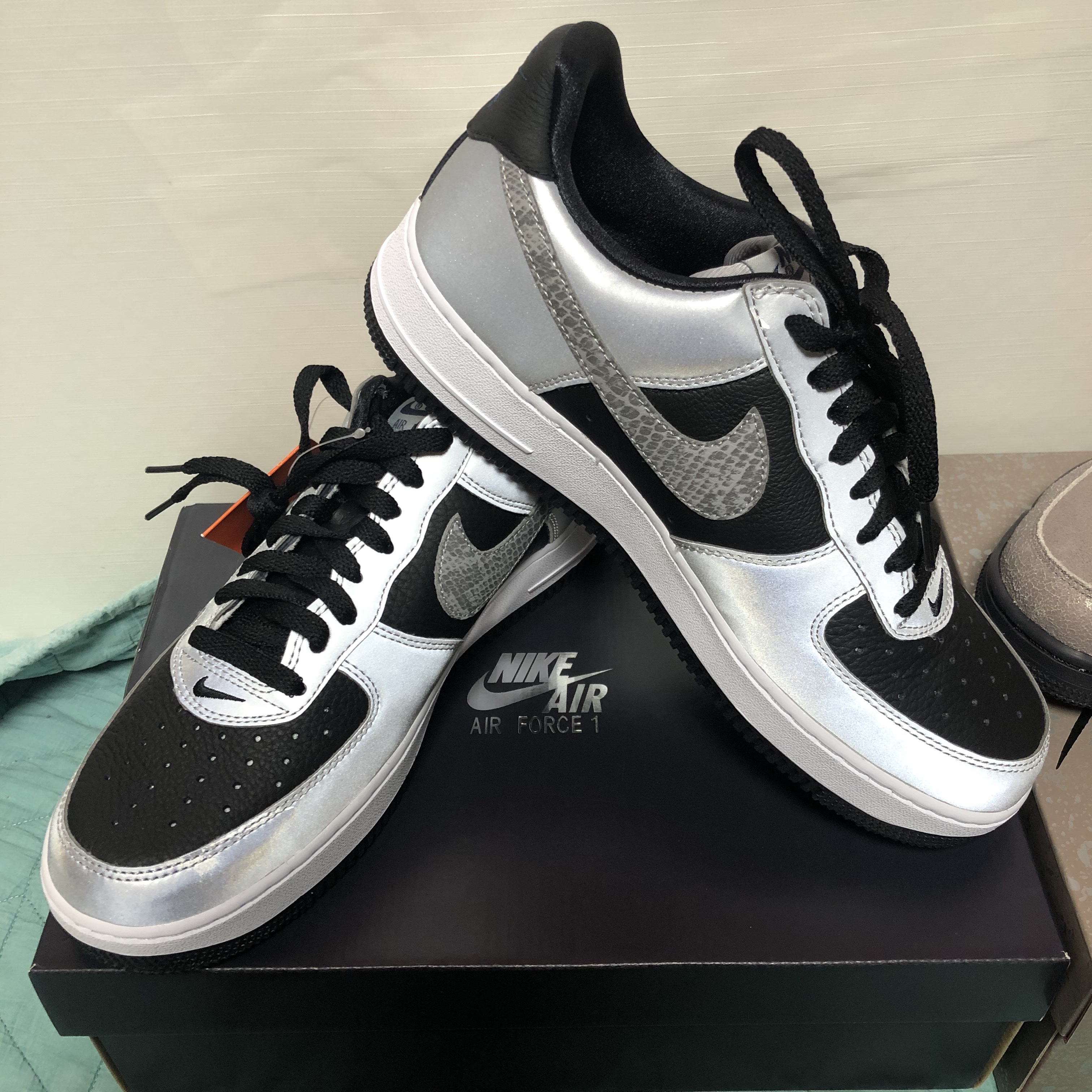 Nike Air Force 1 B Silver Snake, Jordan 4 Retro Taupe Haze 착용 스타일 - 2
