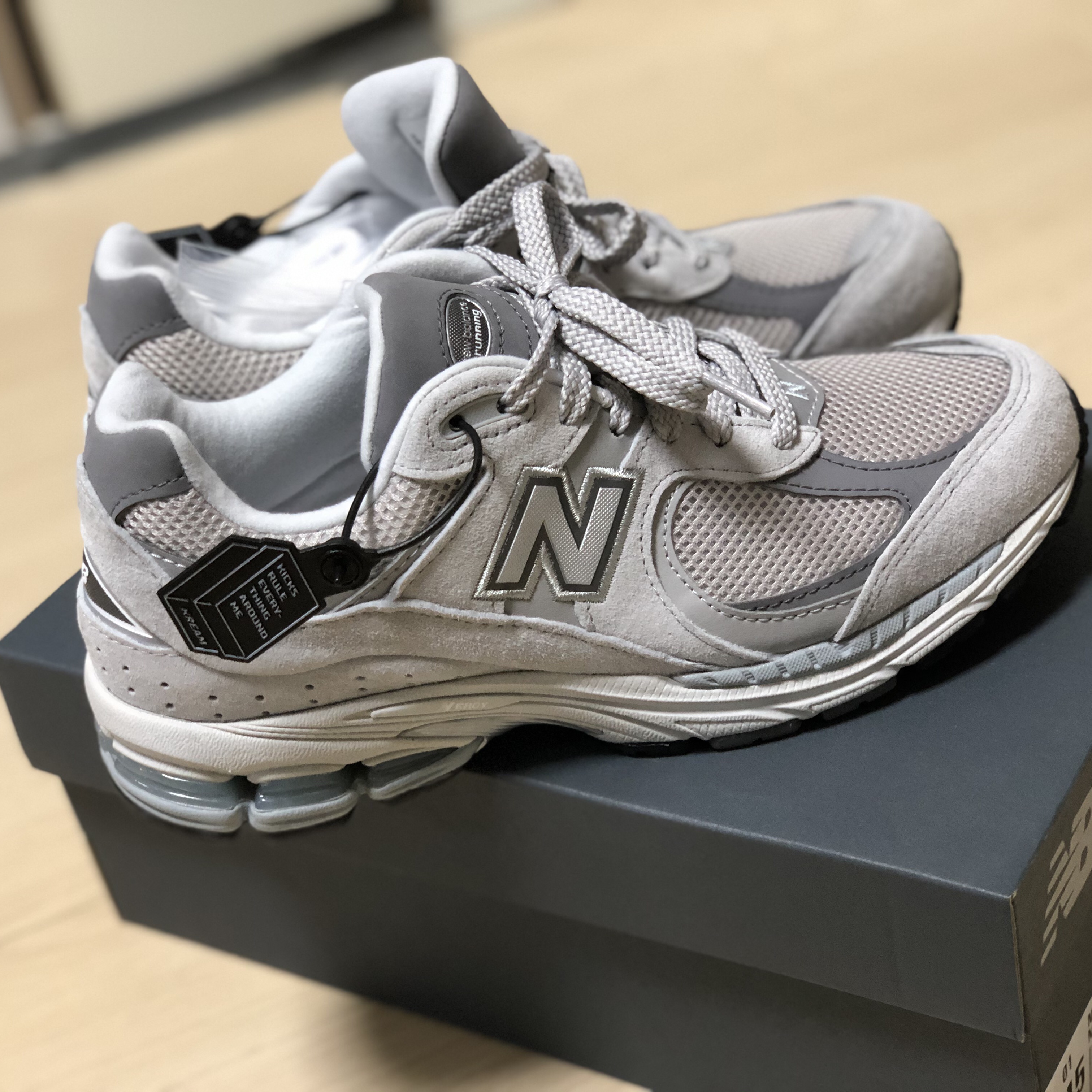 New Balance 2002R T2 Gray 착용 스타일