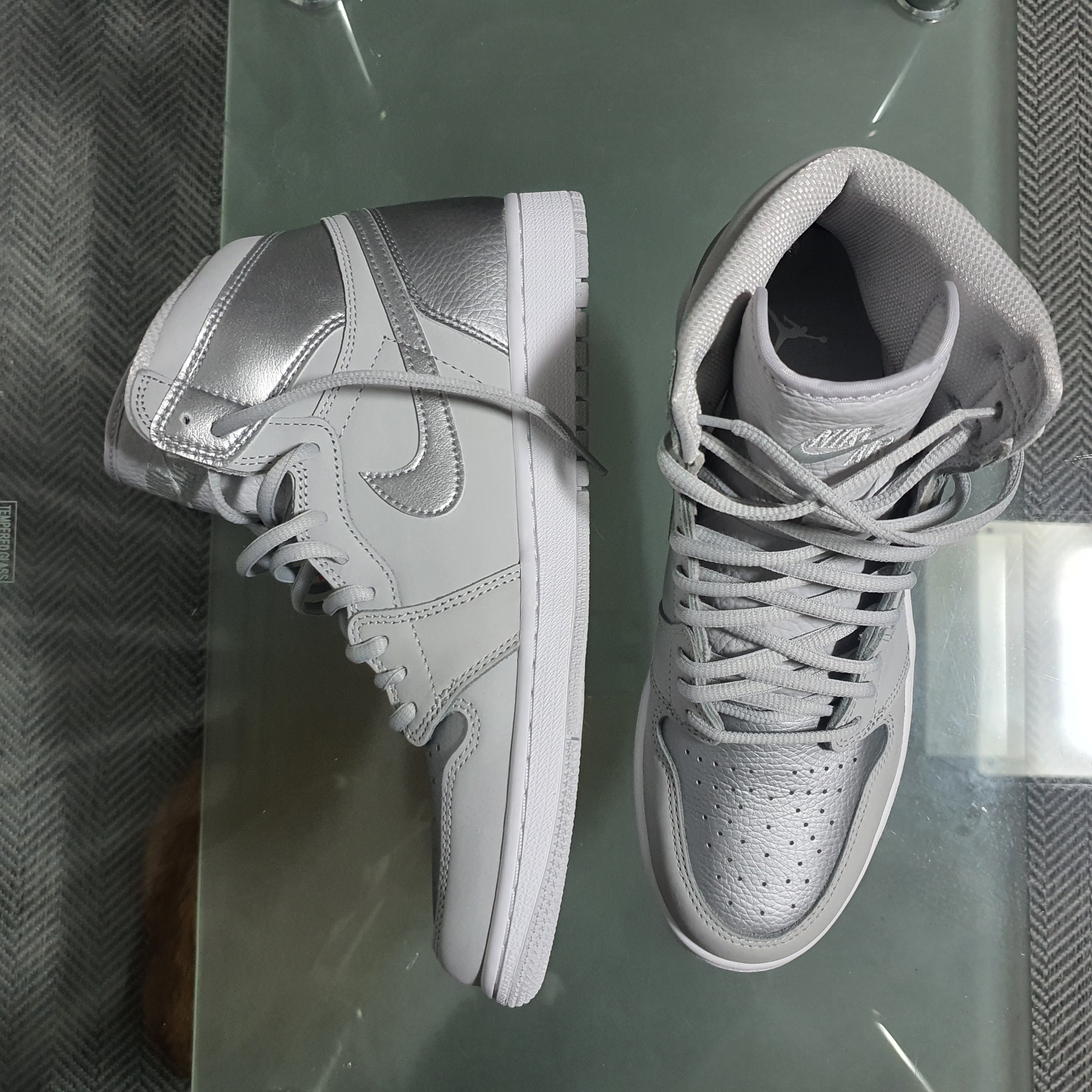 Jordan 1 Retro High OG CO.JP Neutral Grey 착용 스타일 - 2
