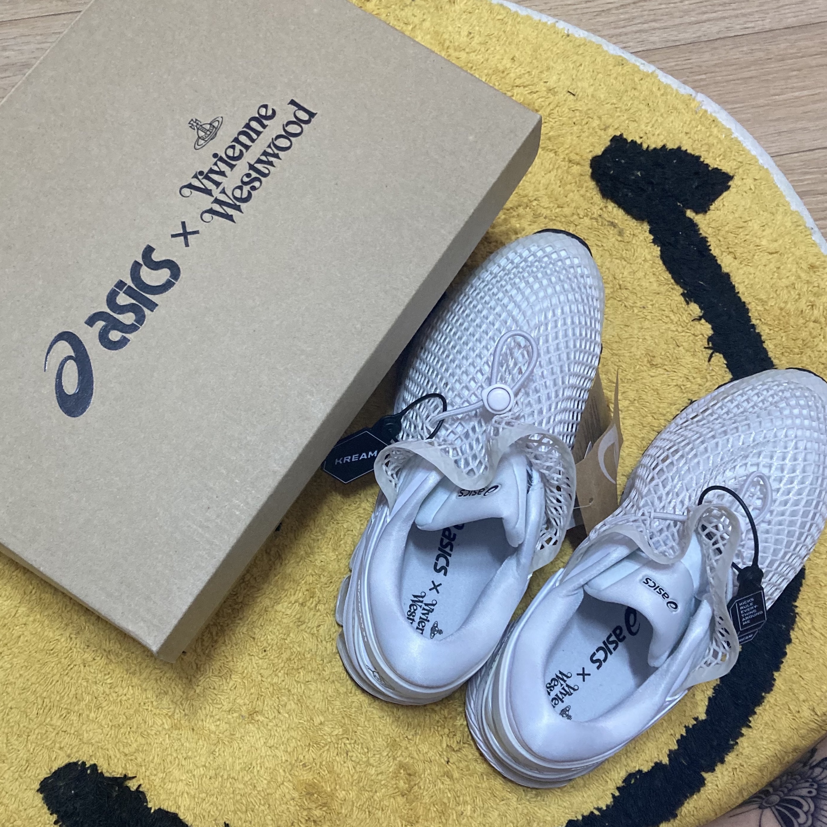 Asics x Vivienne Westwood Gel-Kayano 26 Birch White 착용 스타일