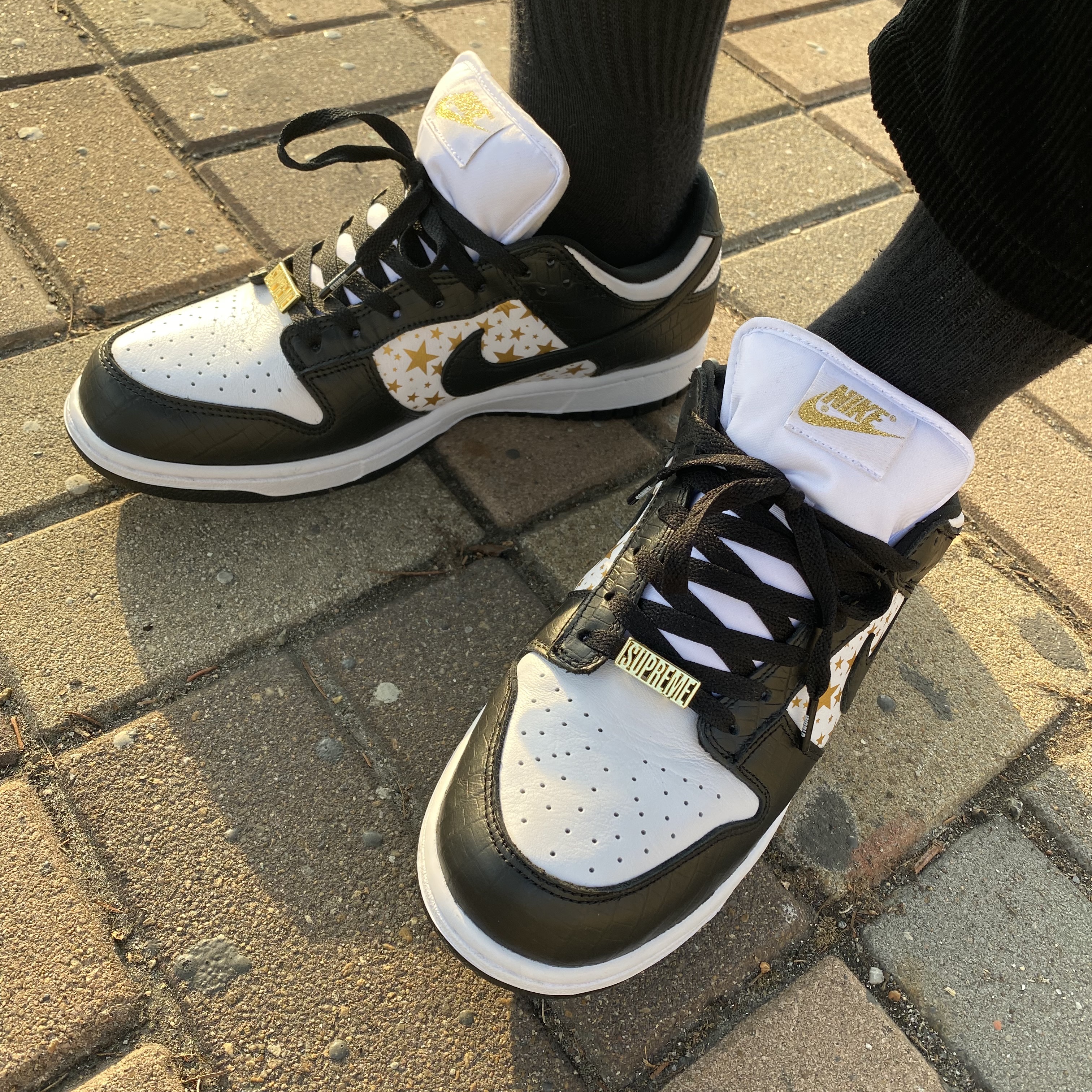 Nike x Supreme SB Dunk Low Black 착용 스타일