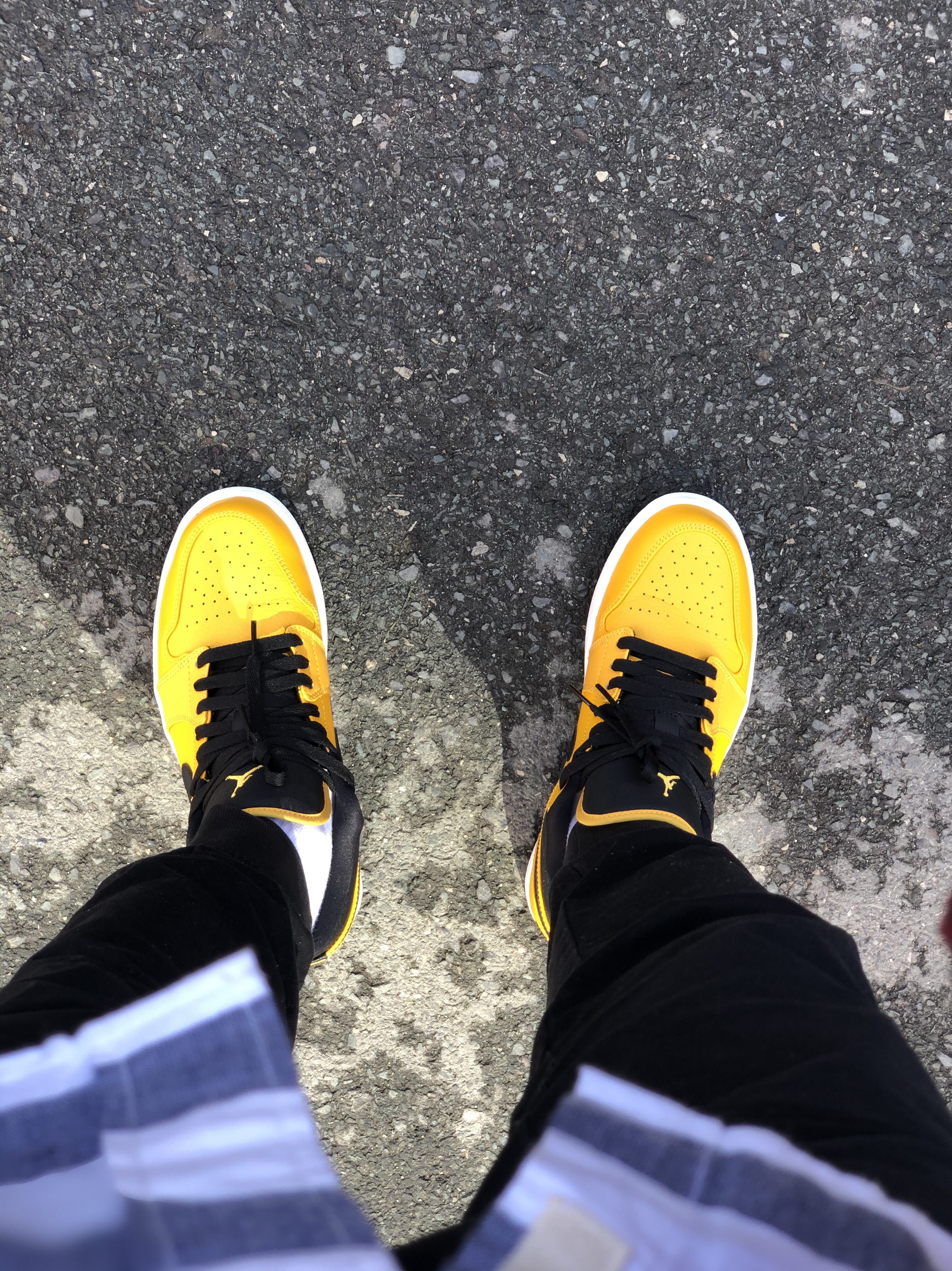 Jordan 1 Low University Gold Black 착용 스타일 - 1
