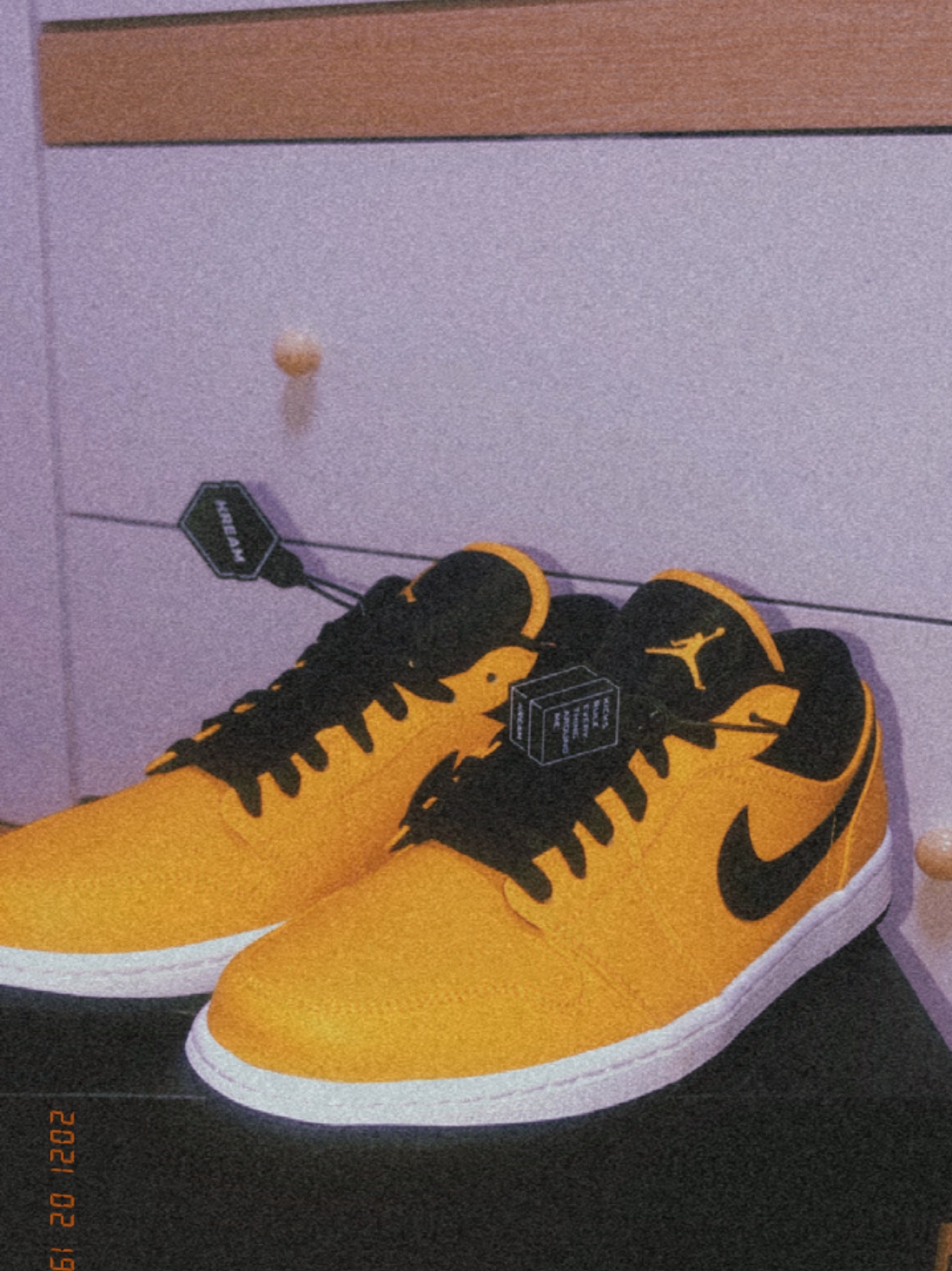 Jordan 1 Low University Gold Black 착용 스타일 - 3