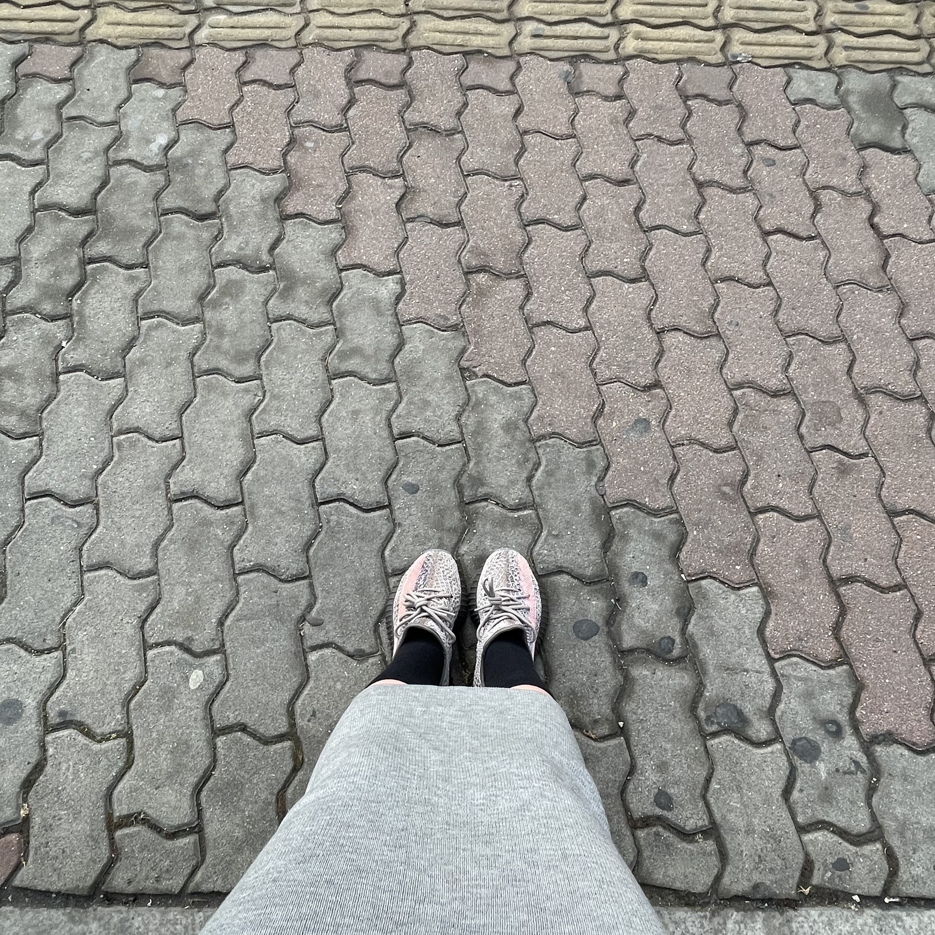 Adidas Yeezy Boost 350 V2 Ash Stone 착용 스타일 - 2