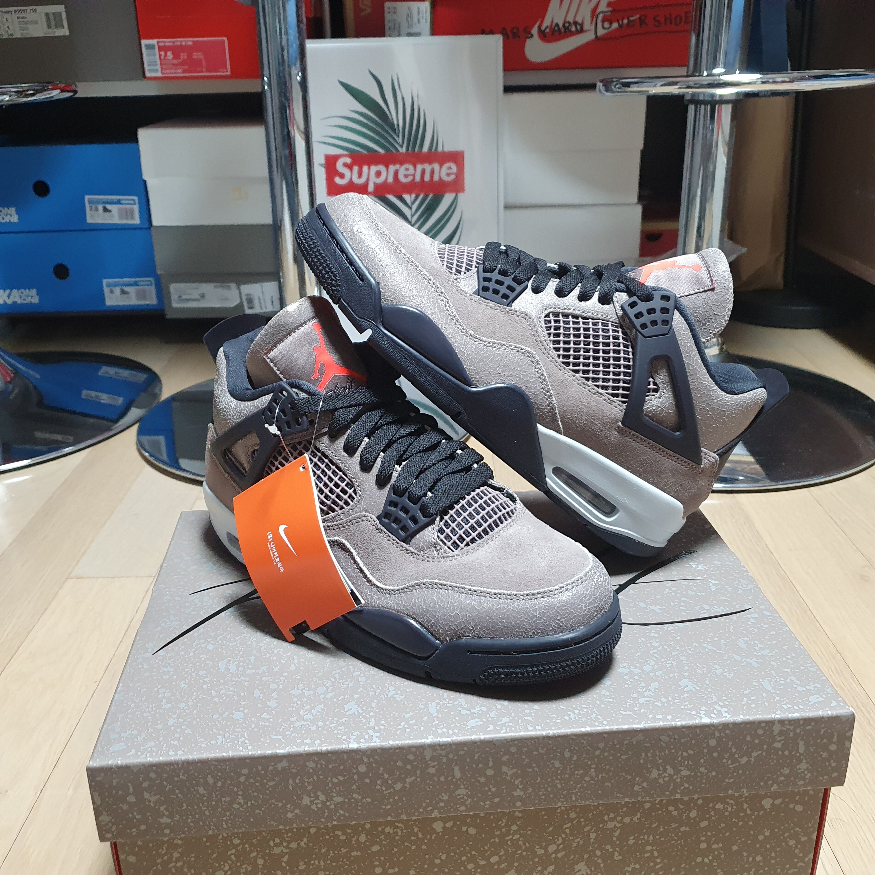 Jordan 4 Retro Taupe Haze, Jordan 4 x Travis Scott Retro Cactus Jack 착용 스타일 - 2