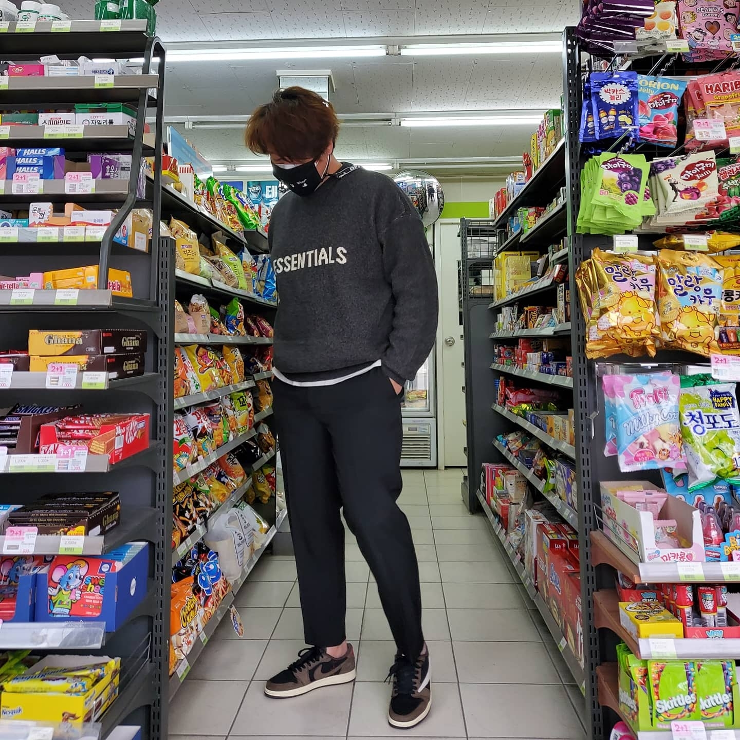 Jordan 1 x Travis Scott Retro Low OG SP Mocha, Off-White x Amore Pacific Protection Box (Without Cosmetics) 착용 스타일 - 4