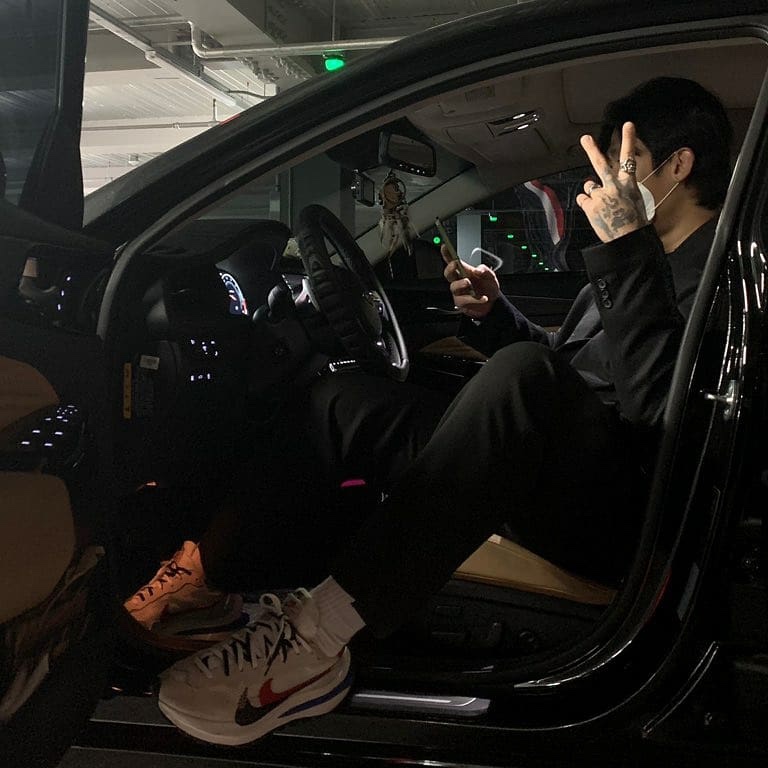 Nike x Sacai VaporWaffle Royal Fuchsia, Casetify x IAB Studio iPhone Pattern Logo Case Clear 착용 스타일