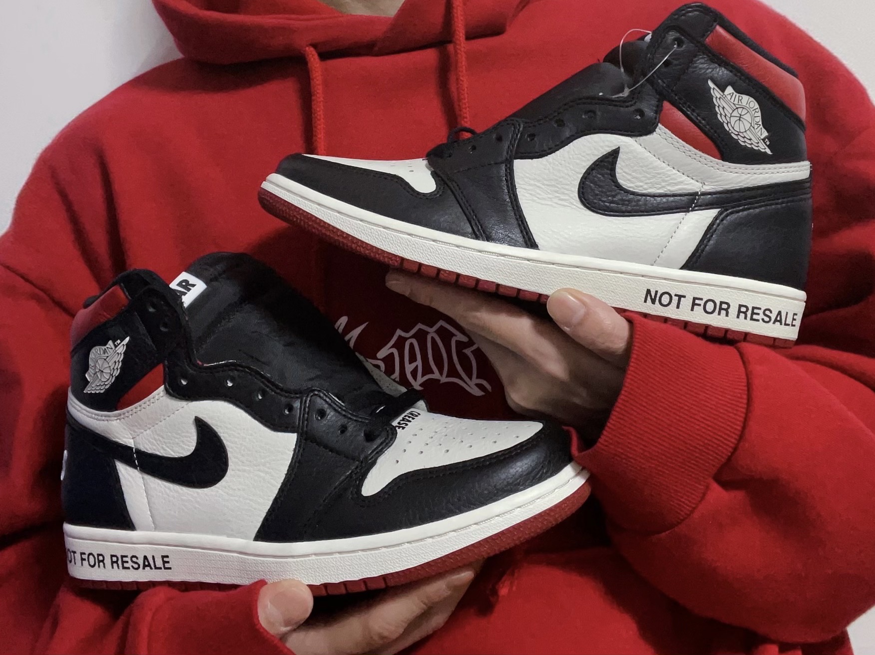 Jordan 1 Retro High Not for Resale Varsity Red 착용 스타일 - 1