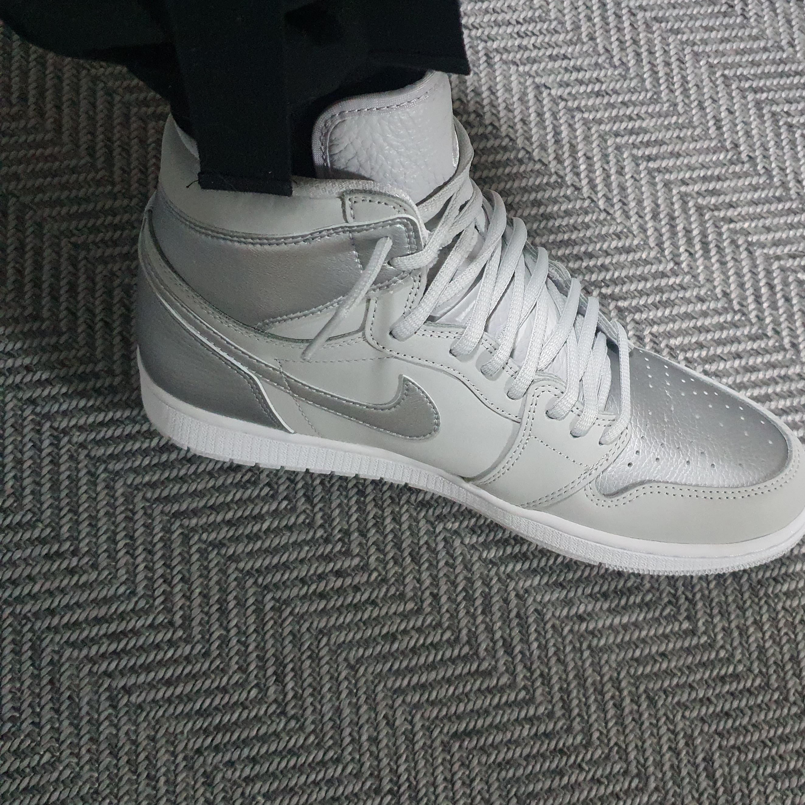 Jordan 1 Retro High OG CO.JP Neutral Grey 착용 스타일 - 5