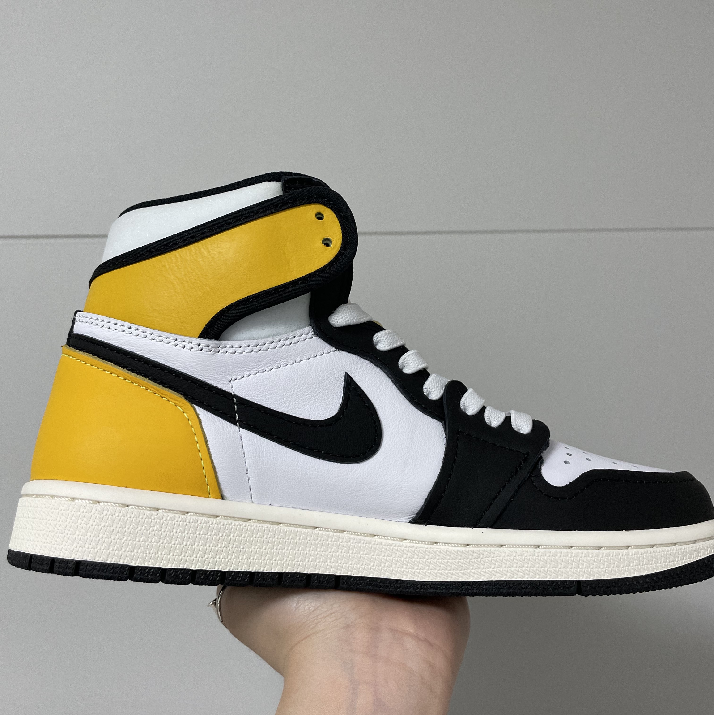 Jordan 1 Retro High OG Volt Gold 착용 스타일 - 2