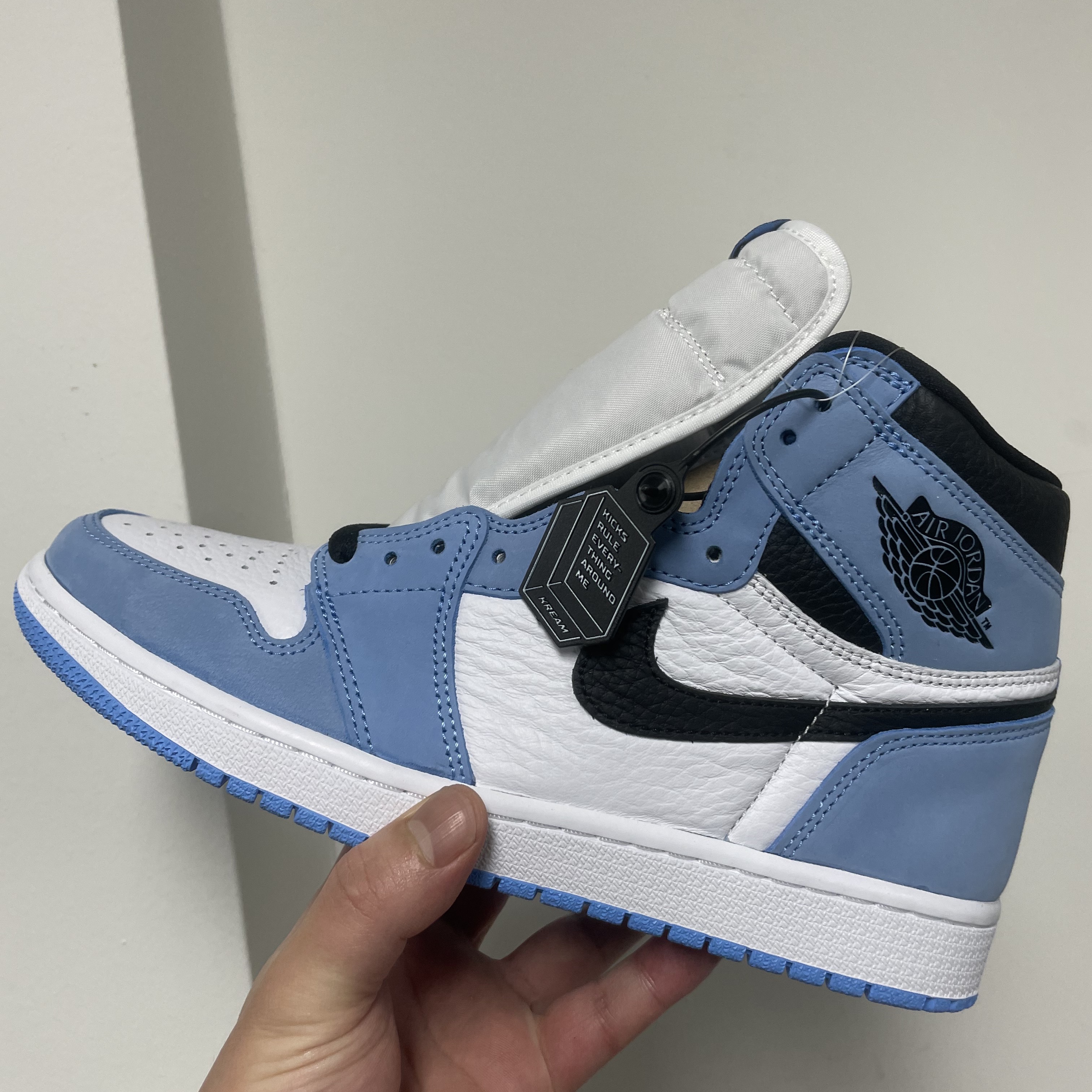 Jordan 1 Retro High OG University Blue 착용 스타일 - 2