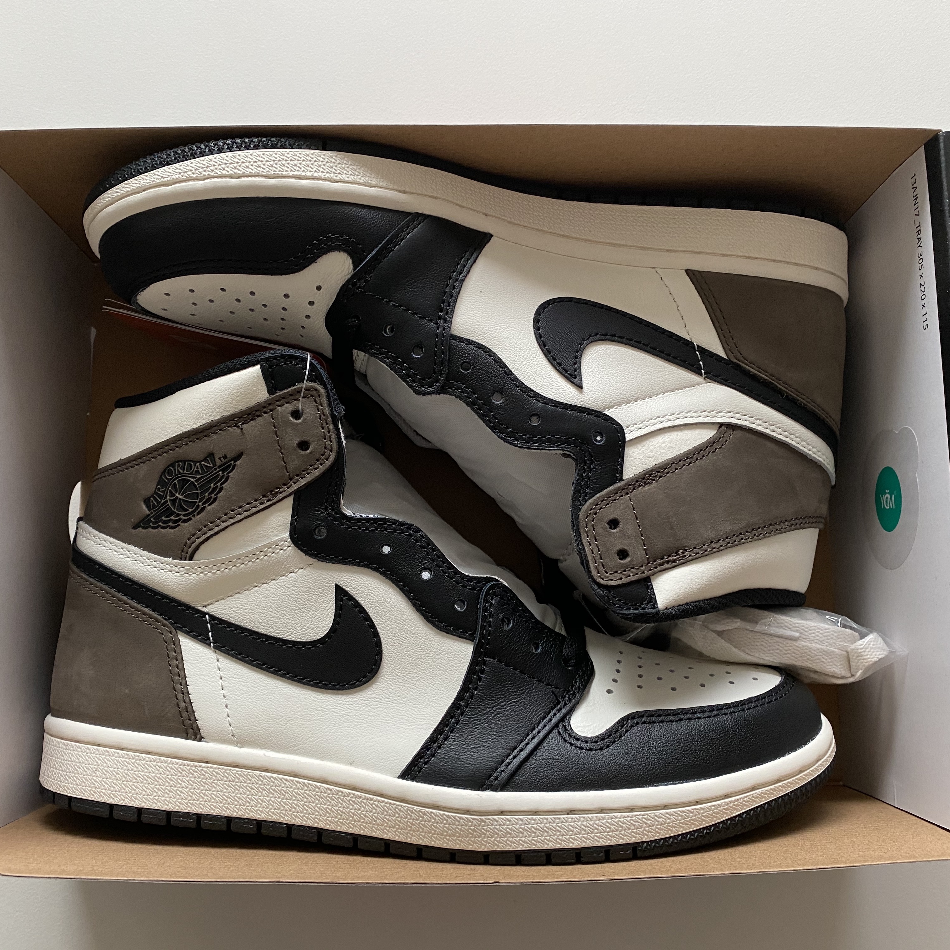 Jordan 1 Retro High OG Black Mocha 착용 스타일 - 2