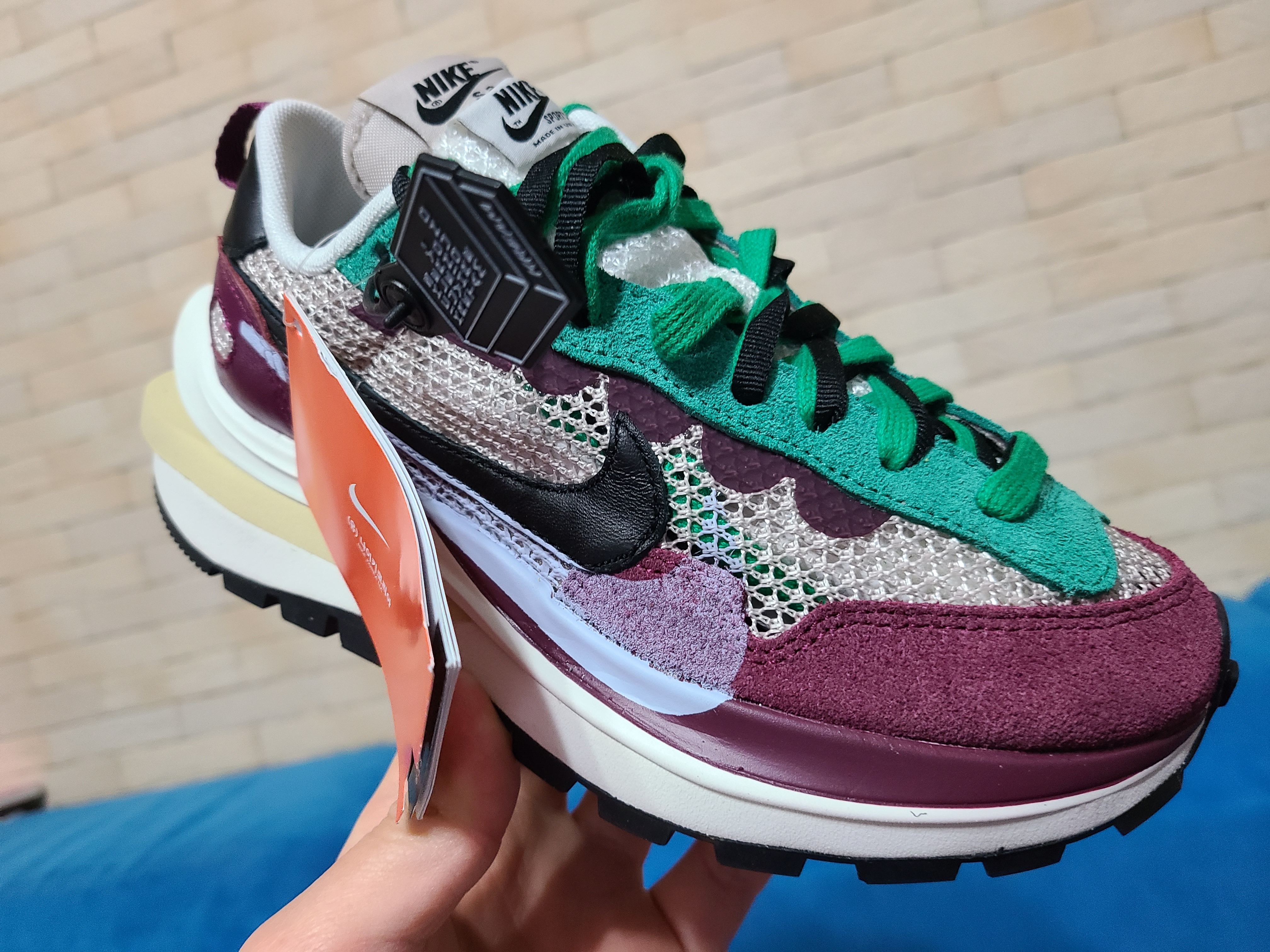 Nike x Sacai VaporWaffle String & Black Villain Red 착용 스타일 - 4