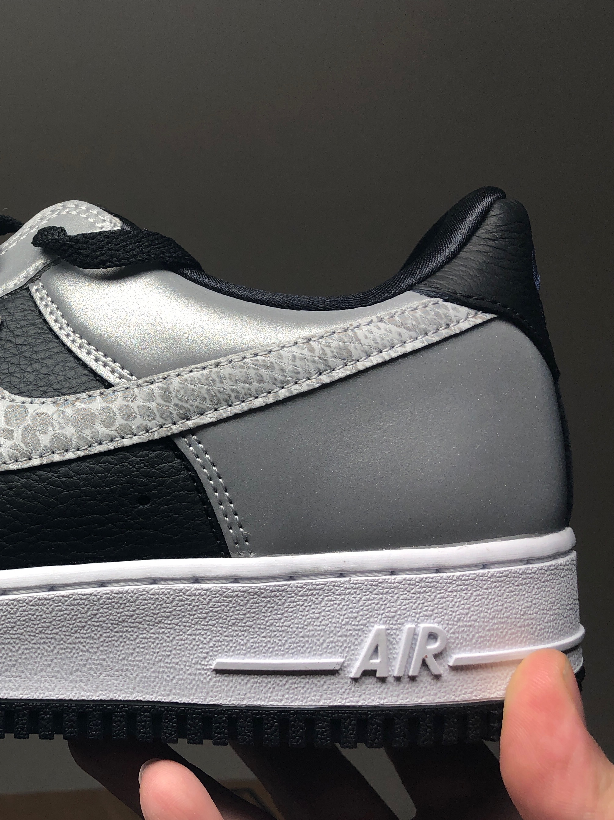Nike Air Force 1 B Silver Snake 착용 스타일 - 2