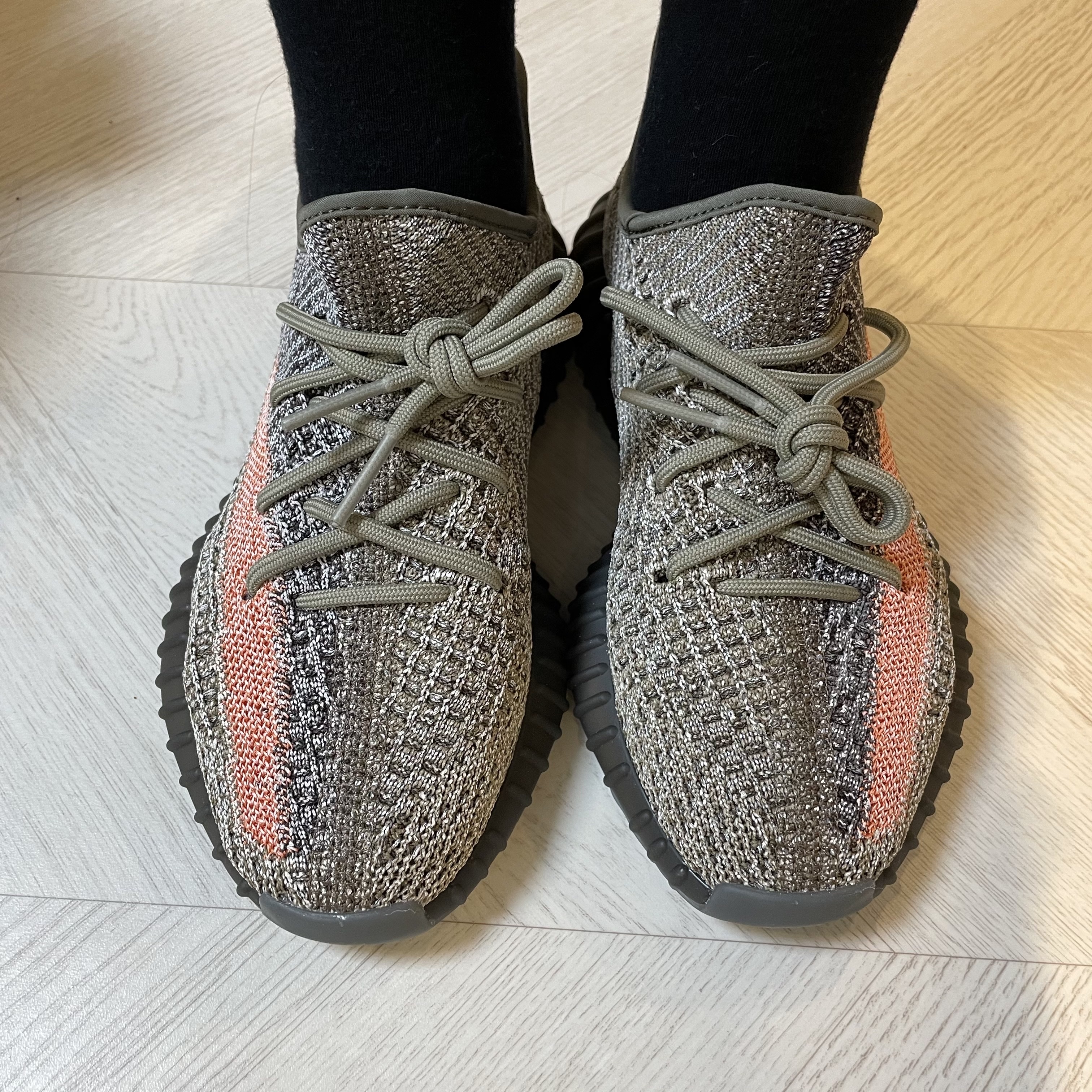 Adidas Yeezy Boost 350 V2 Ash Stone 착용 스타일 - 3
