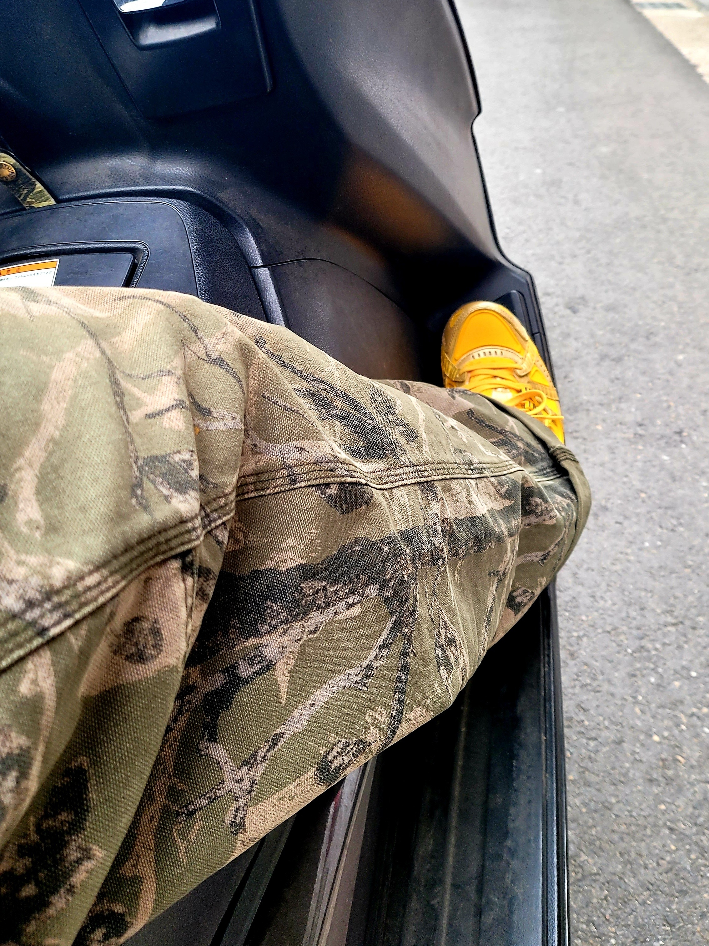 Nike x Off-White Air Rubber Dunk University Gold 착용 스타일