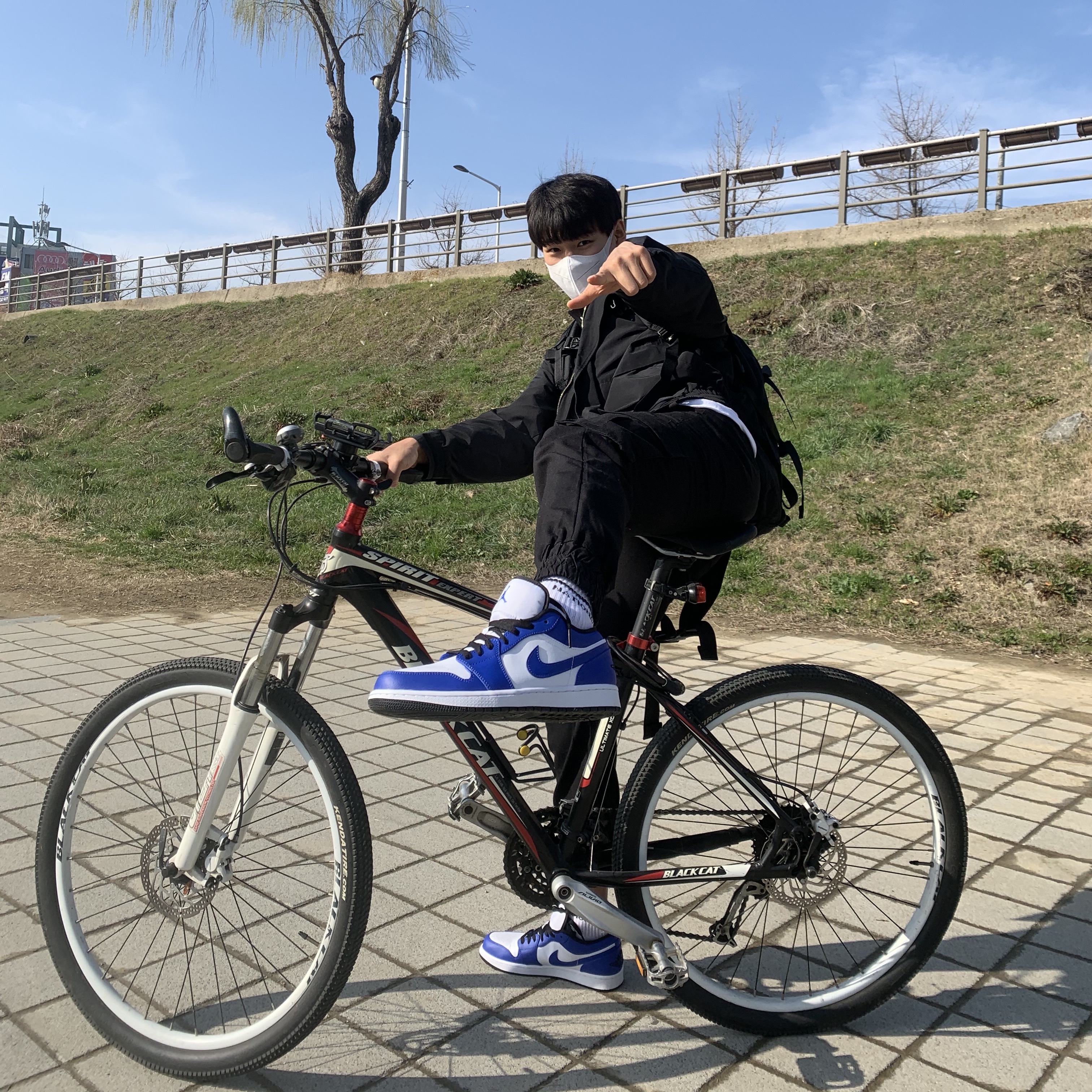 Jordan 1 Low Hyper Royal 착용 스타일