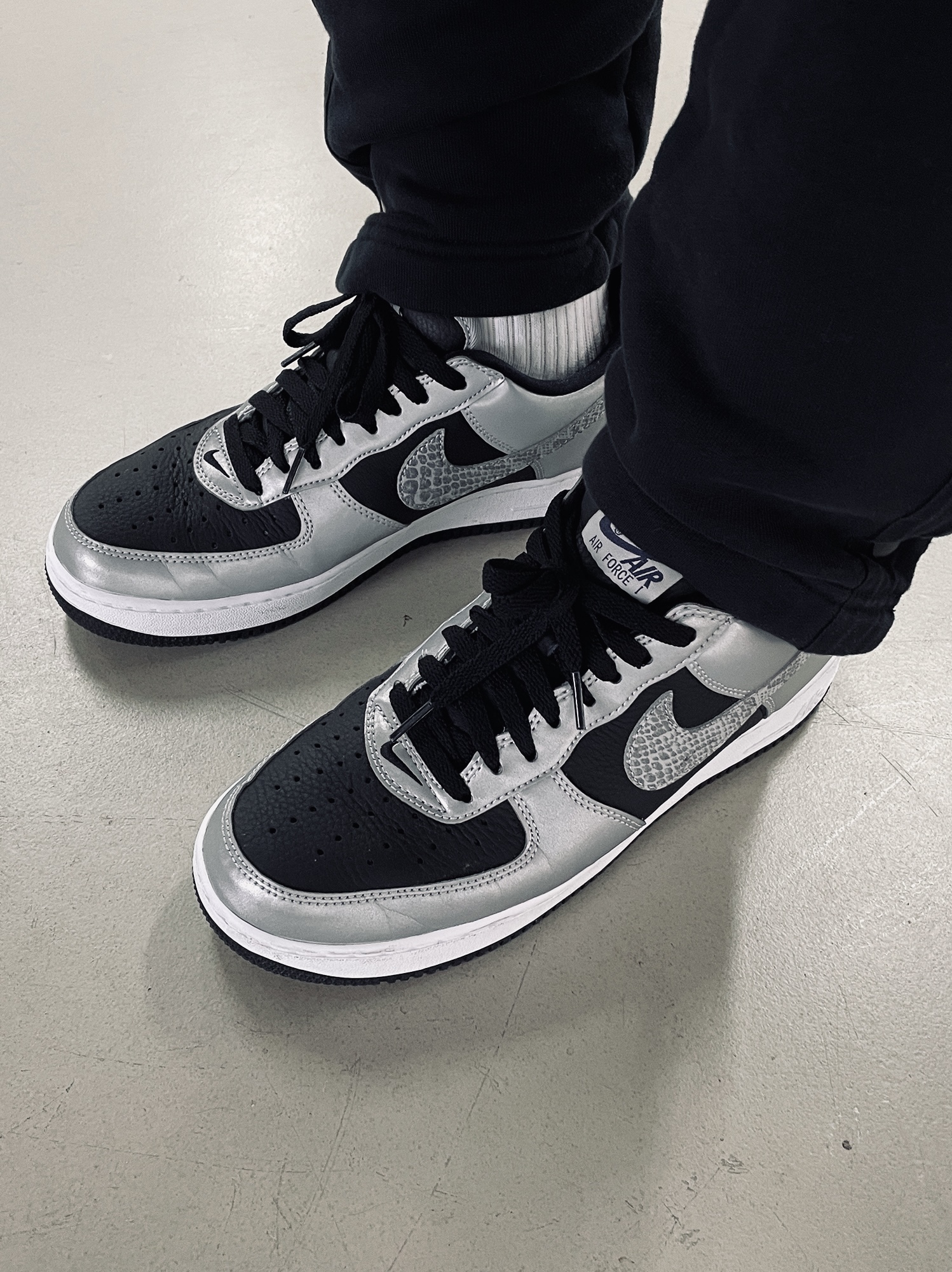 Nike Air Force 1 B Silver Snake 착용 스타일 - 4