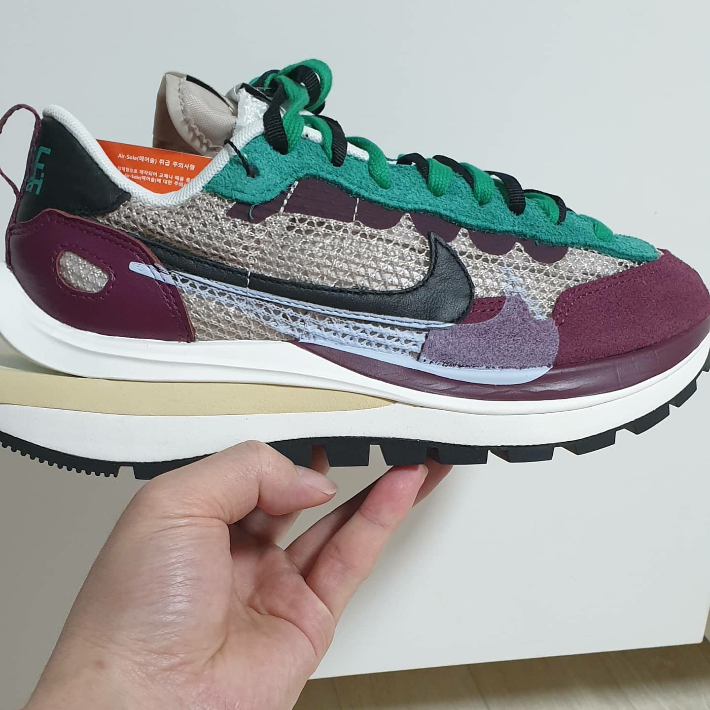 Nike x Sacai VaporWaffle String & Black Villain Red, Nike x Sacai VaporWaffle Tour Yellow & Gorge Green Sail 착용 스타일 - 1