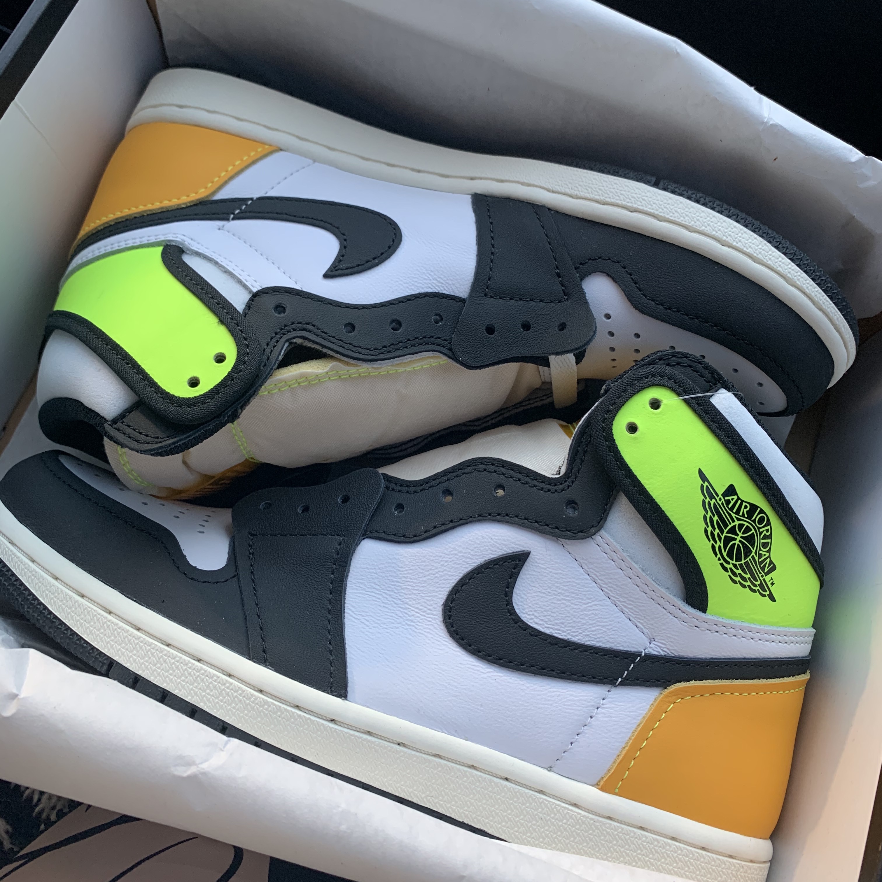 Jordan 1 Retro High OG Volt Gold 착용 스타일 - 3
