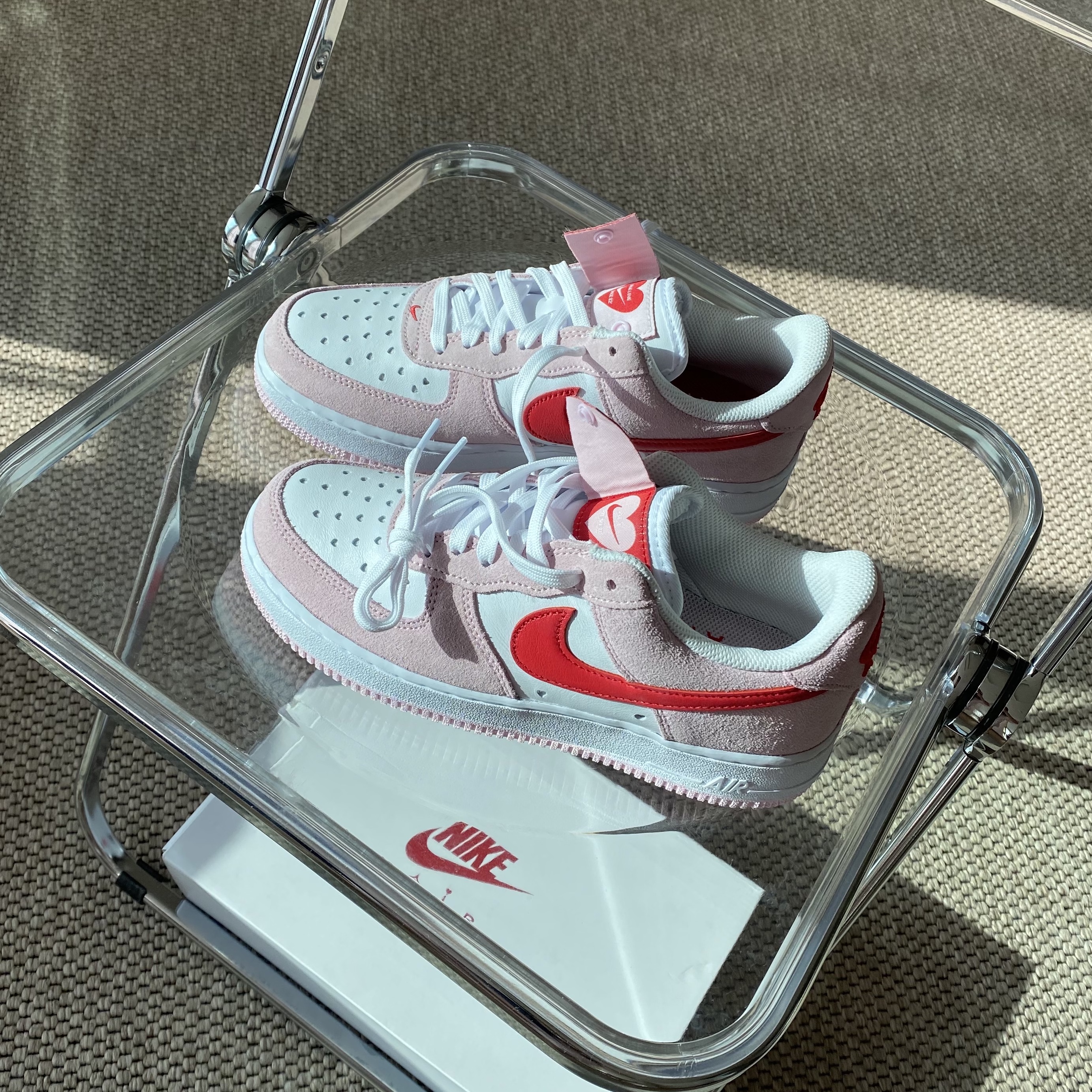 Nike Air Force 1 '07 QS Valentine's Day 착용 스타일 - 3