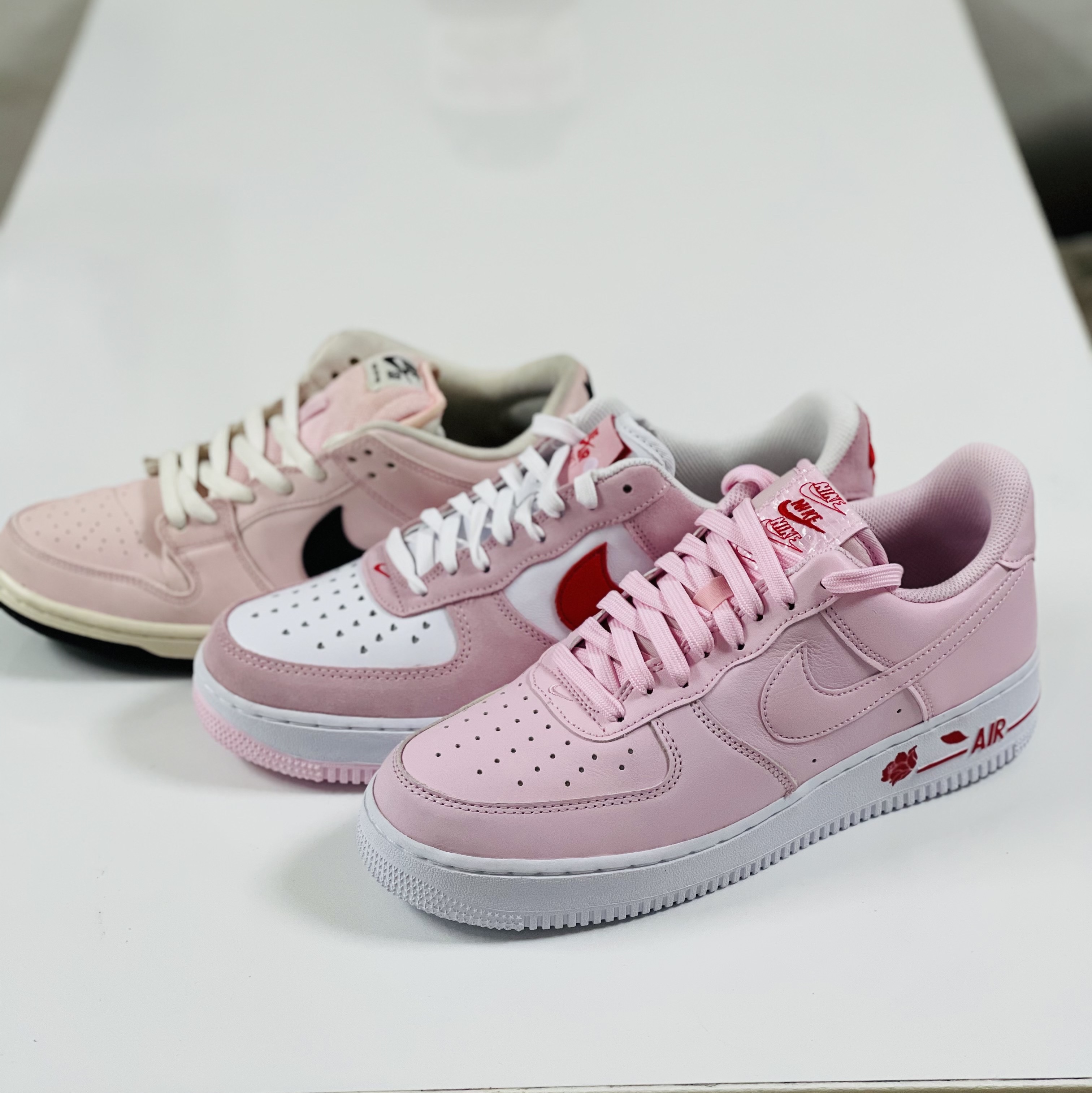 Nike Dunk SB Low Pink Box, Nike Air Force 1 '07 QS Valentine's Day 착용 스타일 - 1