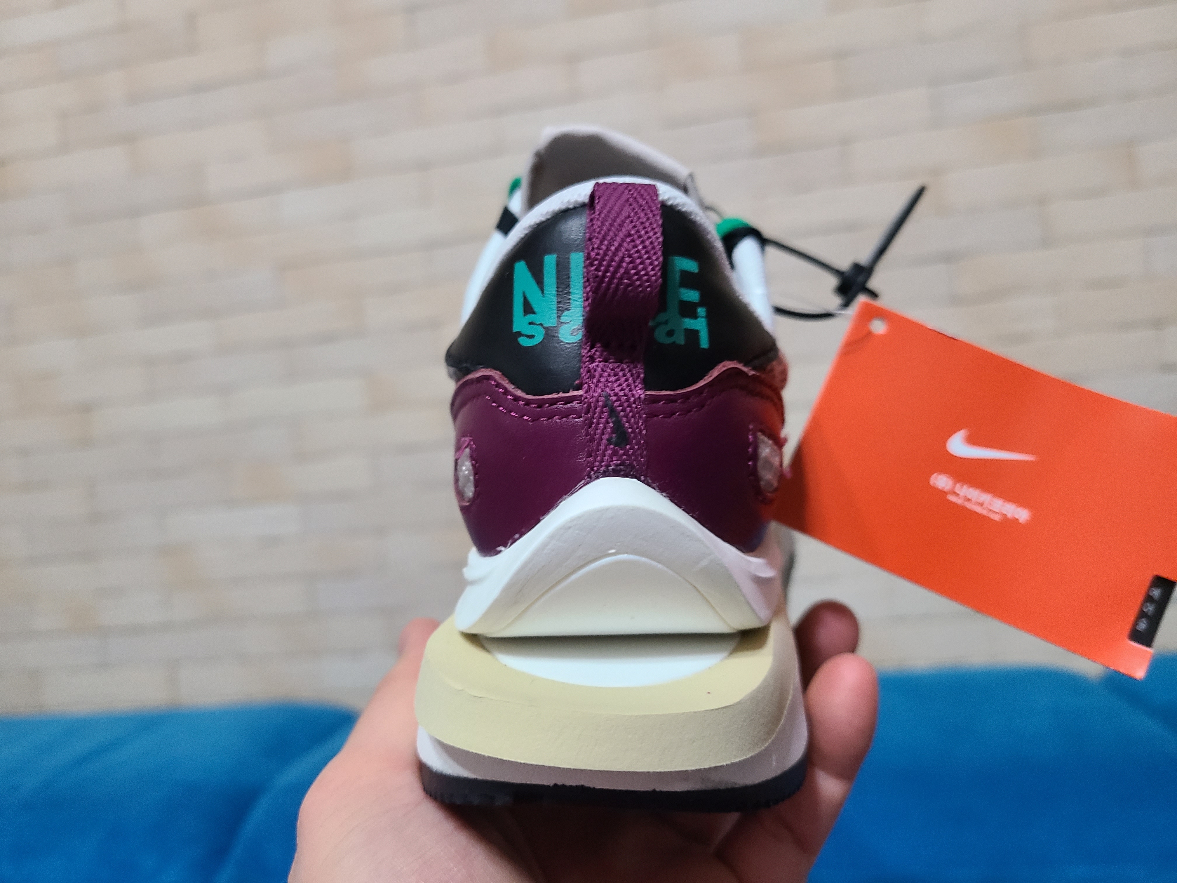Nike x Sacai VaporWaffle String & Black Villain Red 착용 스타일 - 5