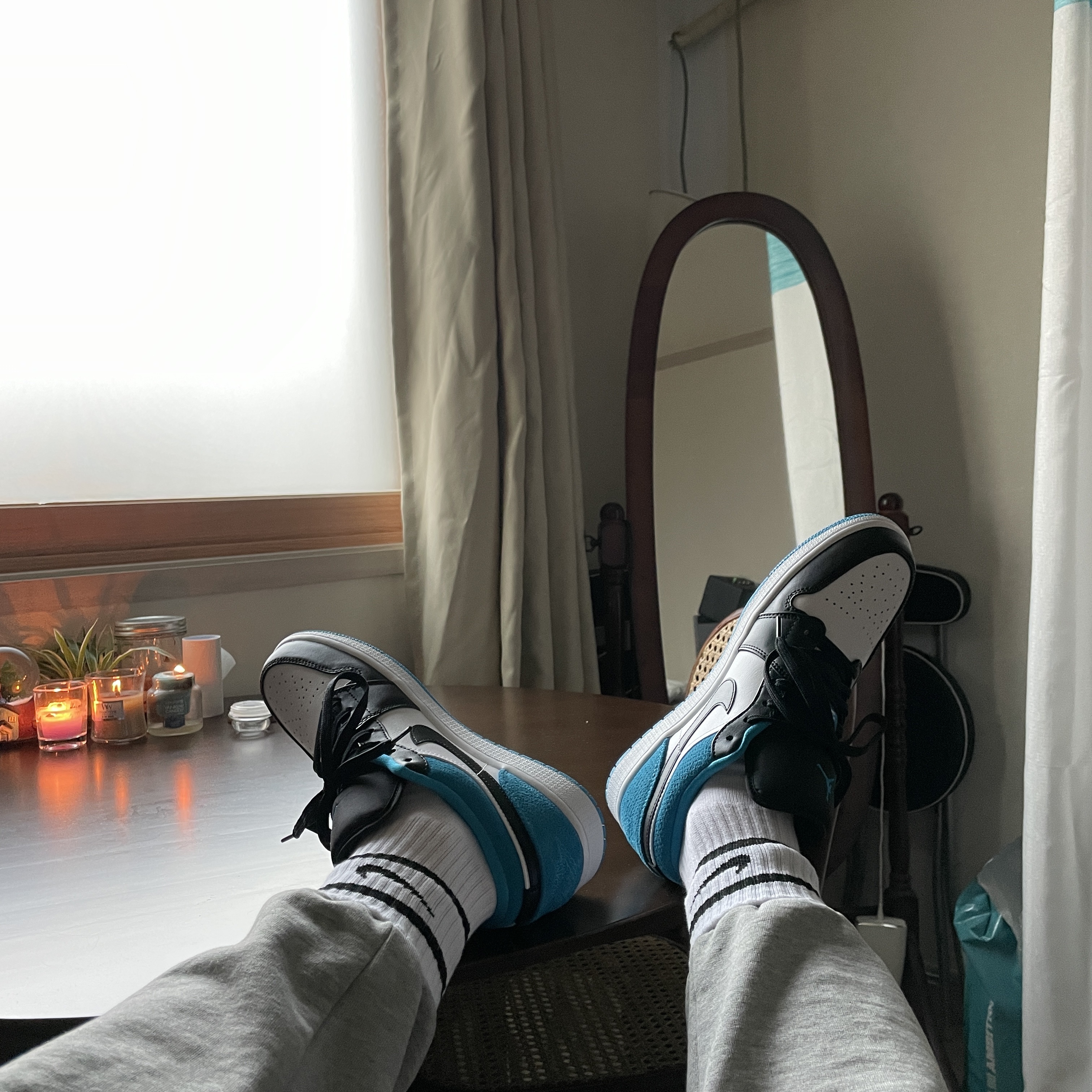 Jordan 1 Low SE Laser Blue 착용 스타일