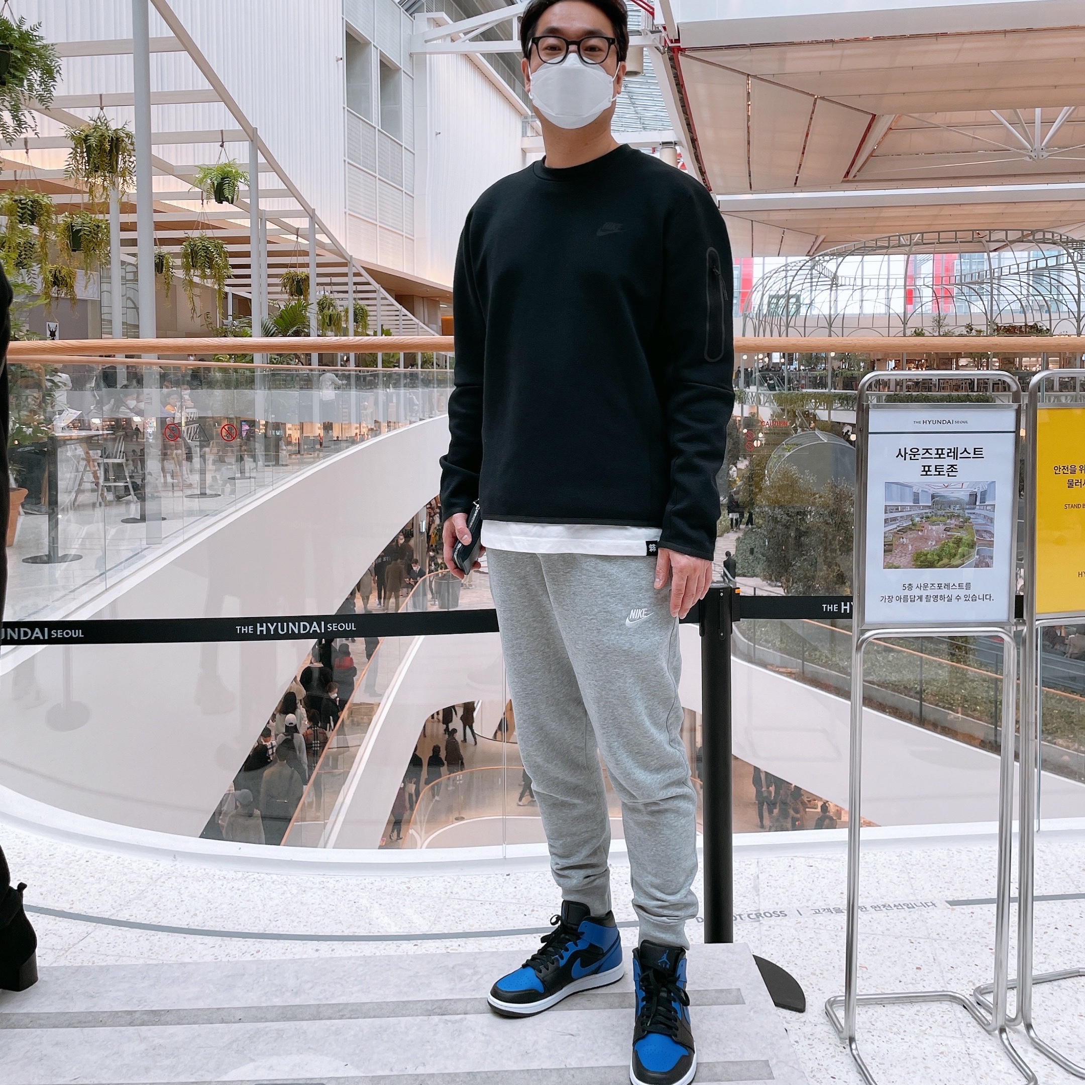Jordan 1 Mid Black Hyper Royal 착용 스타일