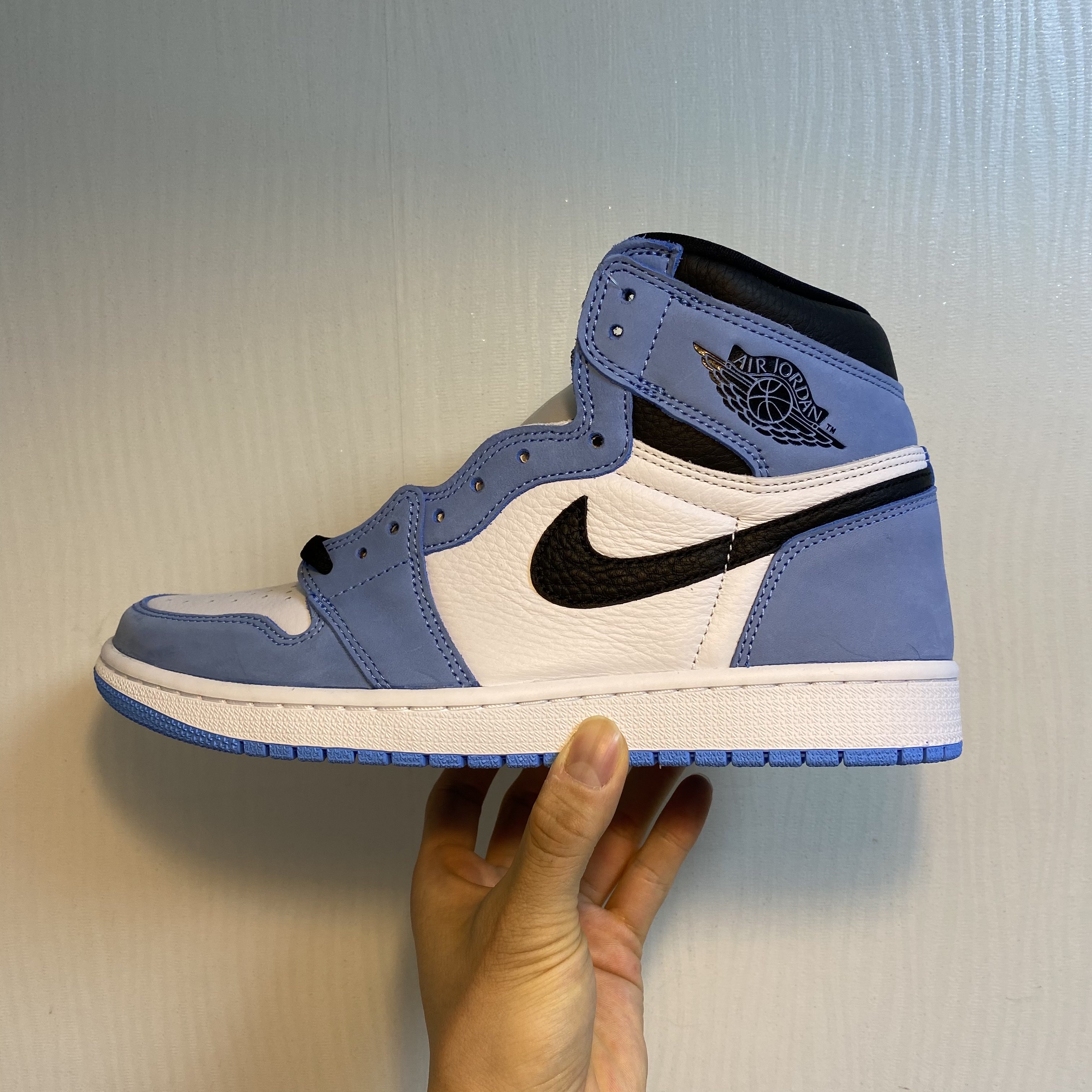 Jordan 1 Retro High OG University Blue 착용 스타일 - 4