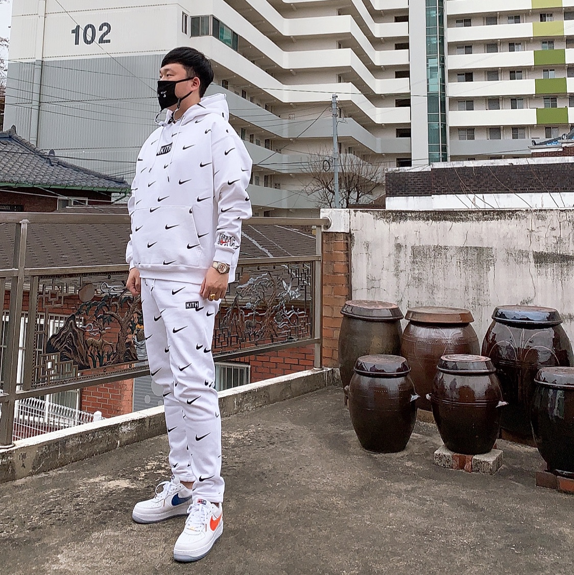 Nike x Kith Air Force 1 Low NYC White, Nike x Kith New York Knicks AOP Hoodie White 착용 스타일 - 1