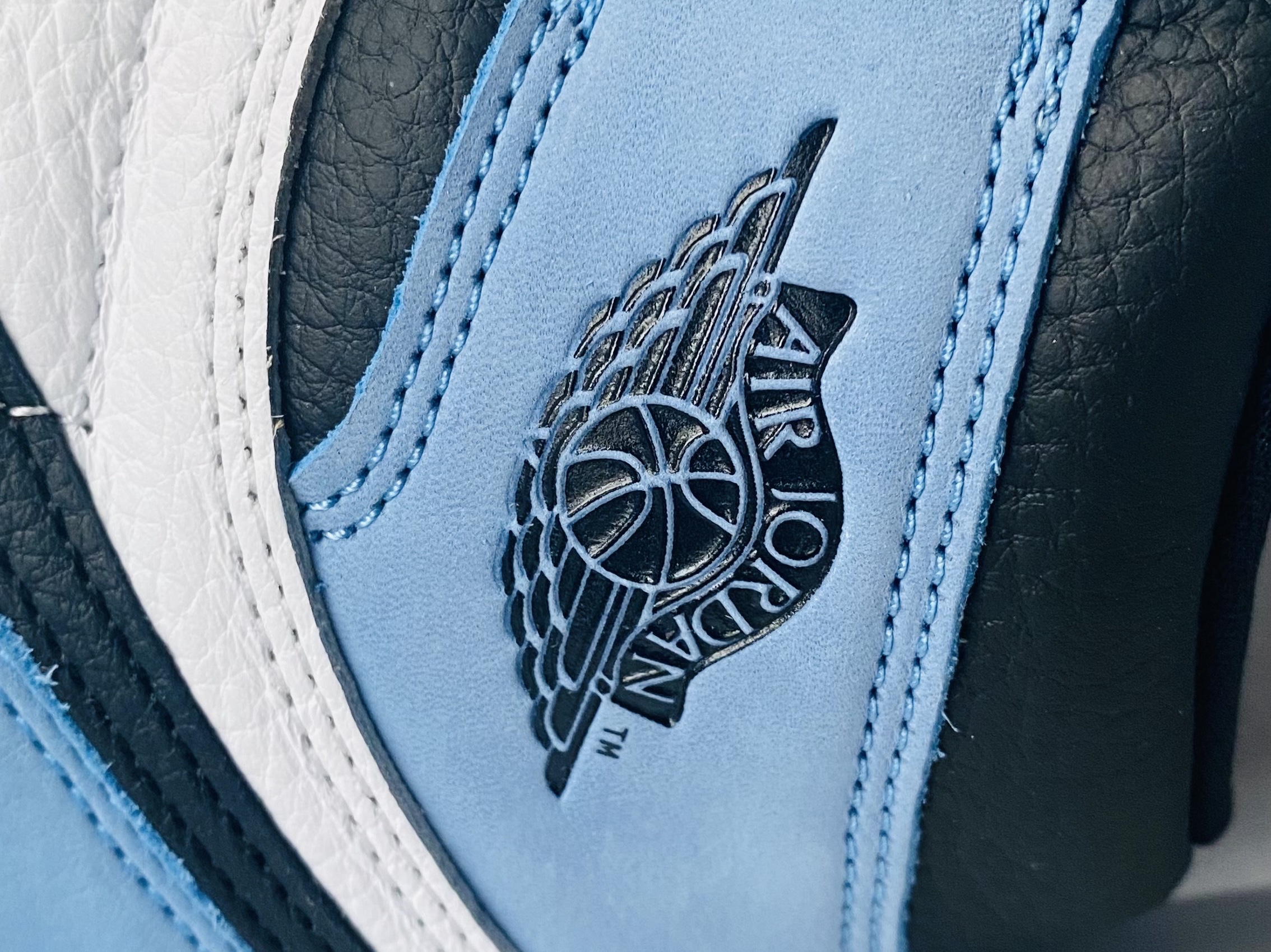 Jordan 1 Retro High OG University Blue 착용 스타일 - 4