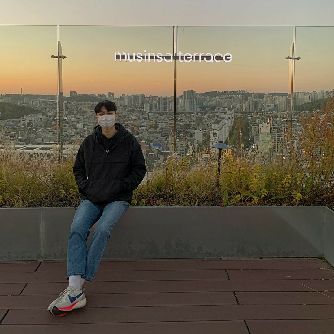 Nike Moon Racer Sail Solar Blue 착용 스타일