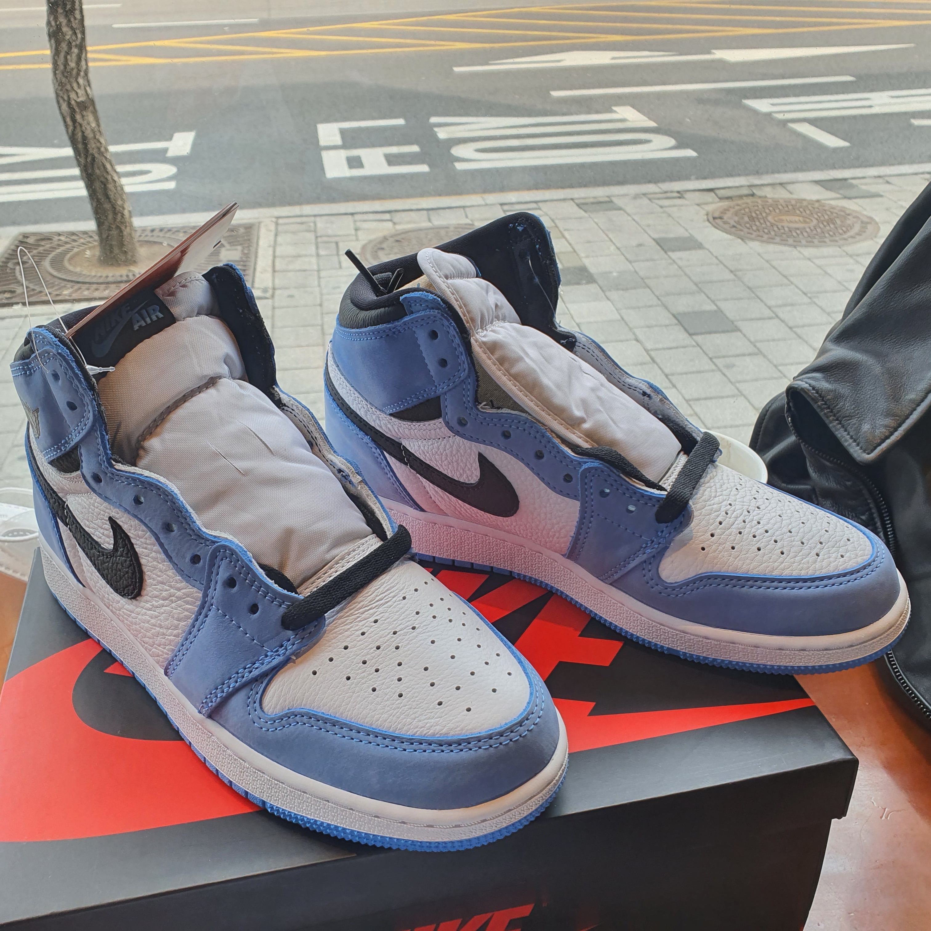 (GS) Jordan 1 Retro High OG University Blue 착용 스타일 - 2