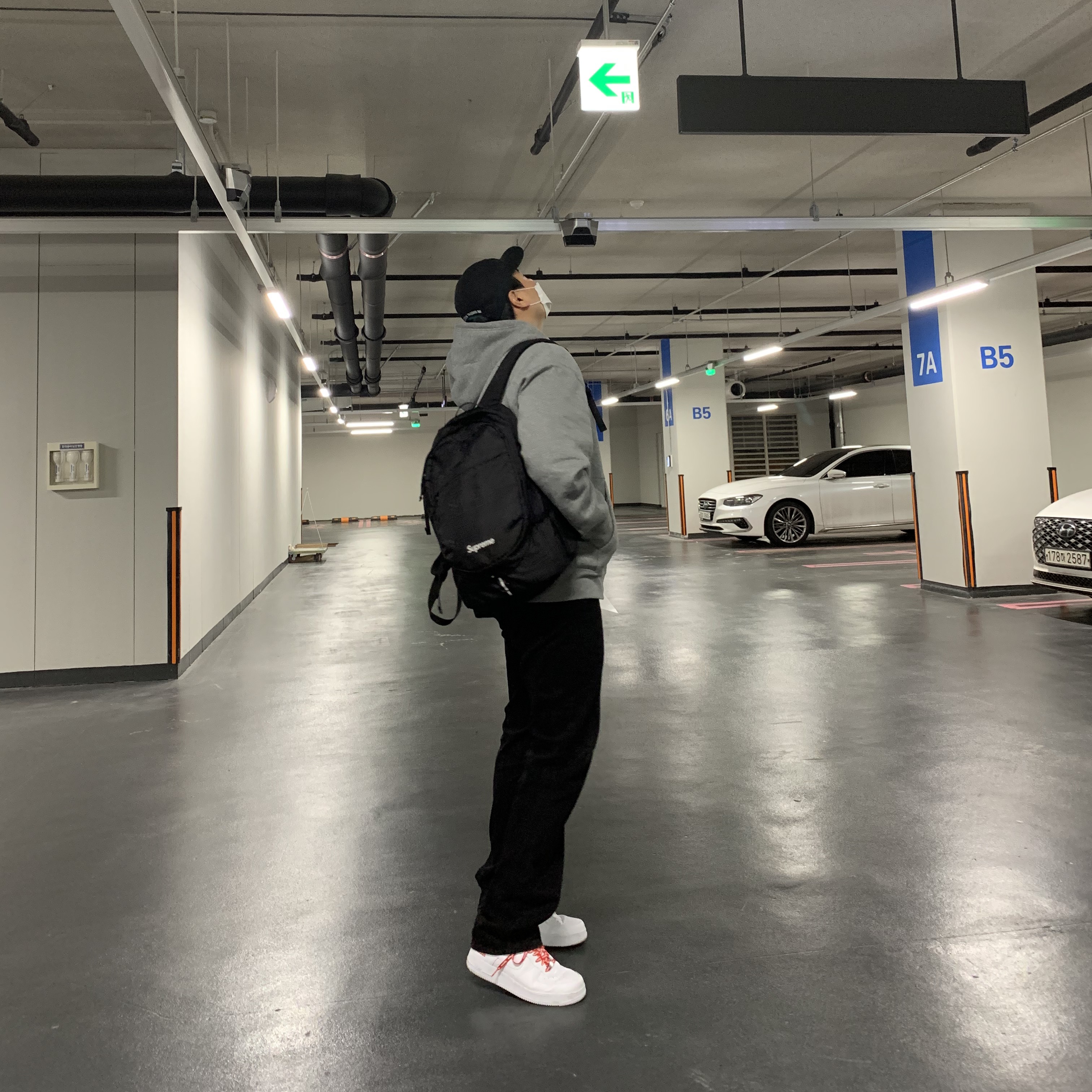 Nike x Supreme Air Force 1 Low White, Supreme Backpack Black - 20FW 착용 스타일