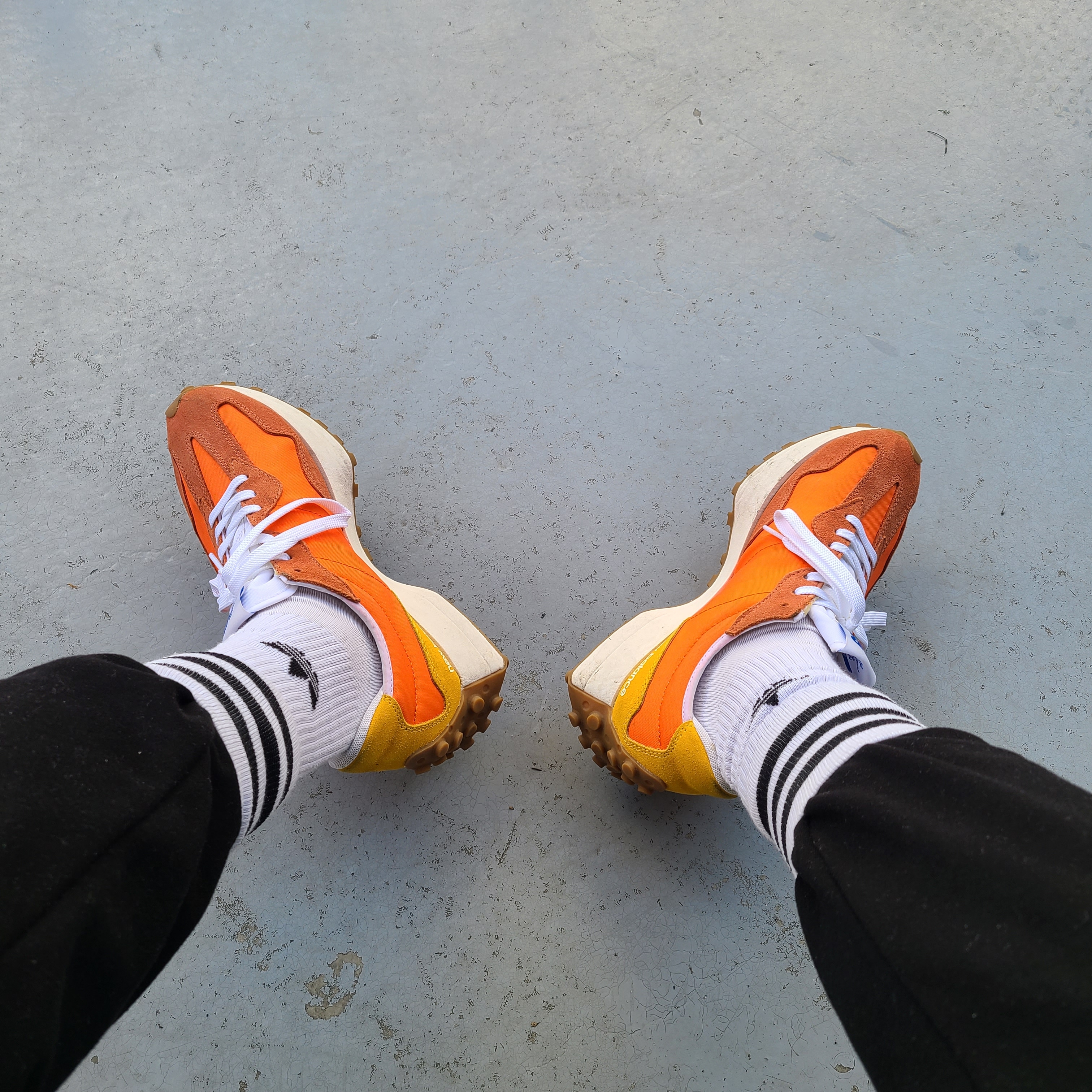 New Balance 327 Orange 착용 스타일 - 2