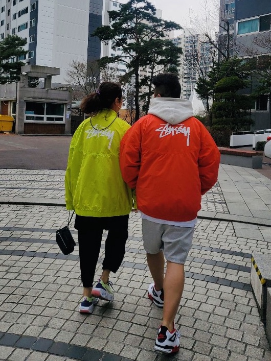 Jordan 4 Retro OG Fire Red 2020, Nike x Stussy Windrunner Jacket Habanero Red 착용 스타일