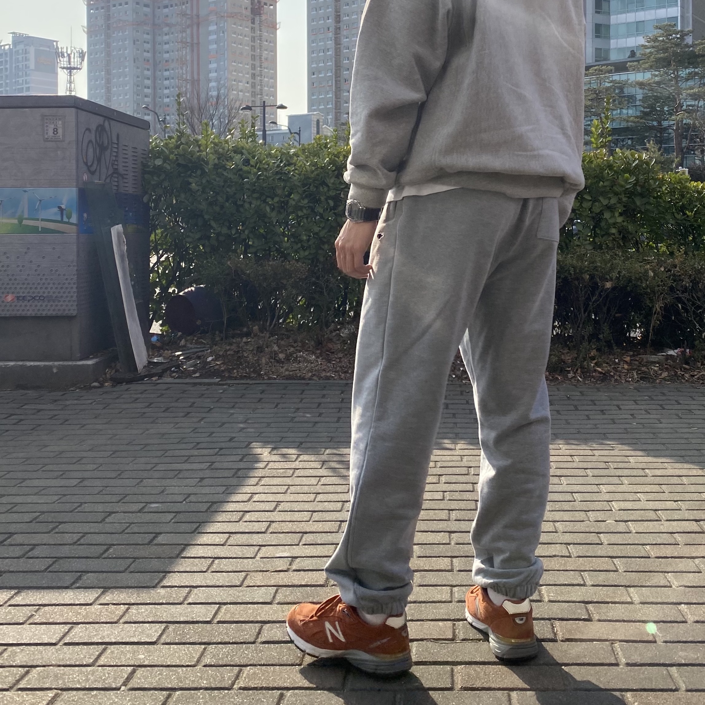New Balance 990v4 Made in USA Jupiter Orange - D Standard 착용 스타일