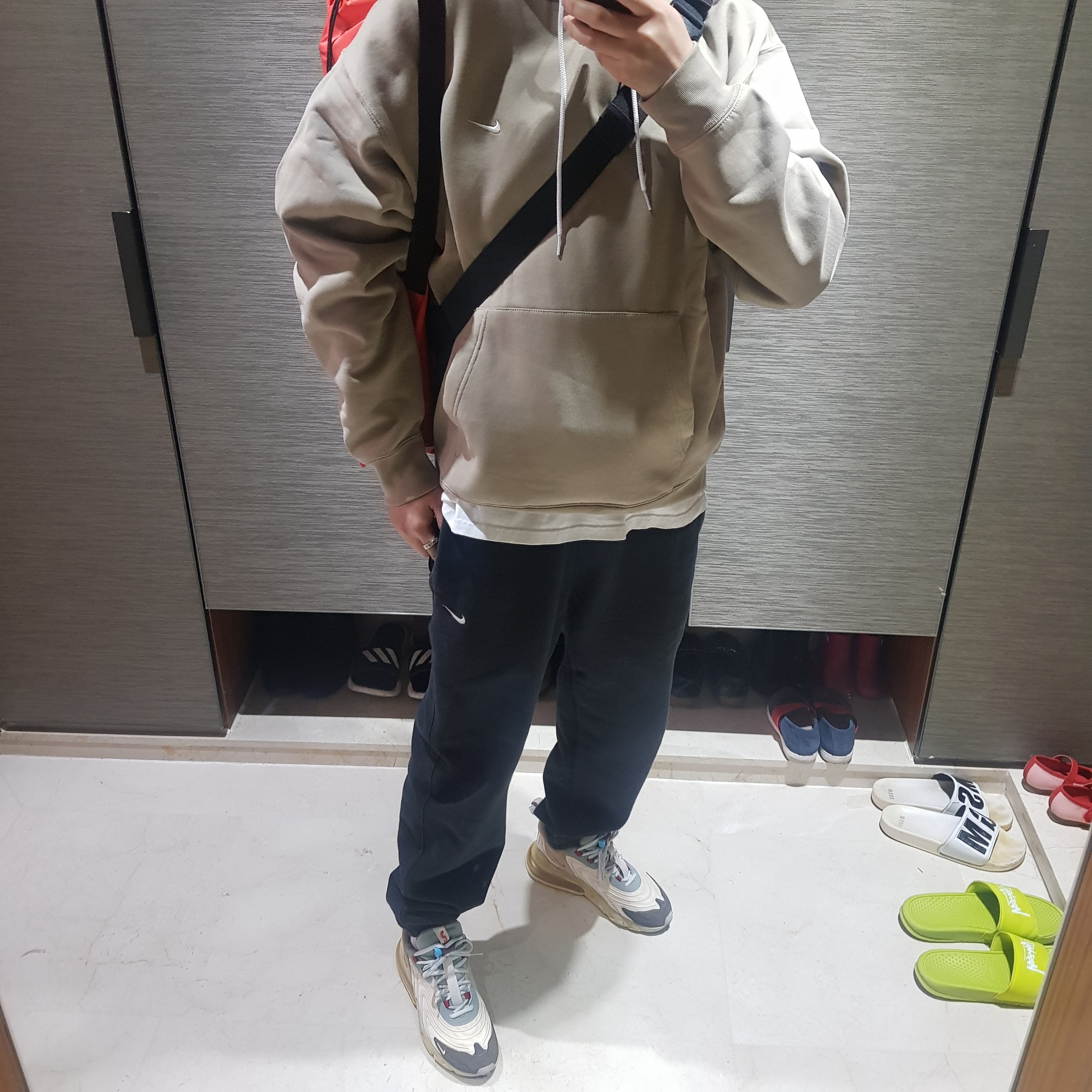 Nike M NRG Sweatpants Black, Nike NRG Solo Swoosh Fleece Hoodie Khaki - US/EU 착용 스타일 - 2