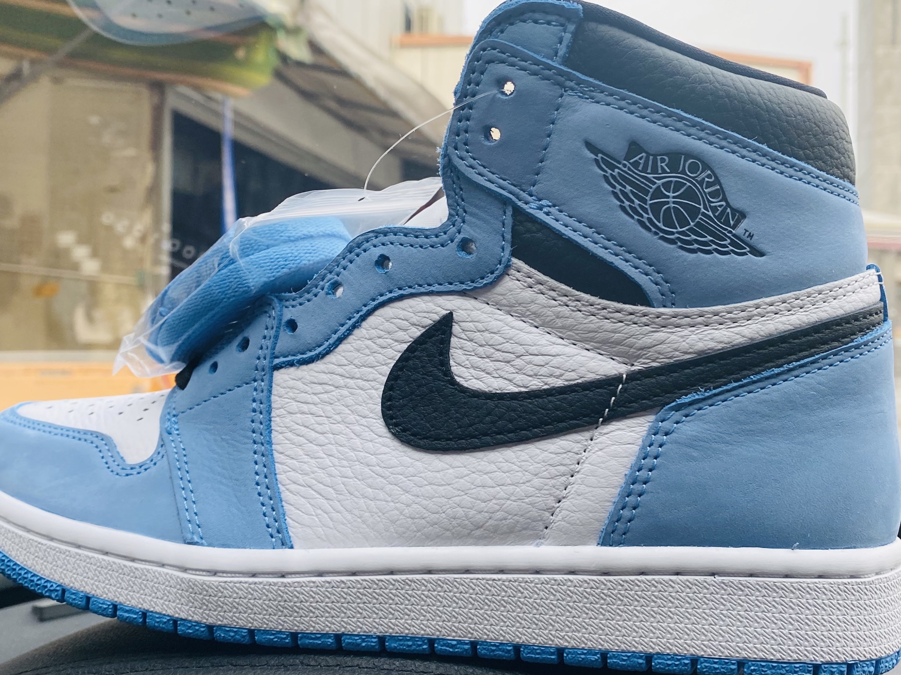 Jordan 1 Retro High OG University Blue 착용 스타일 - 1