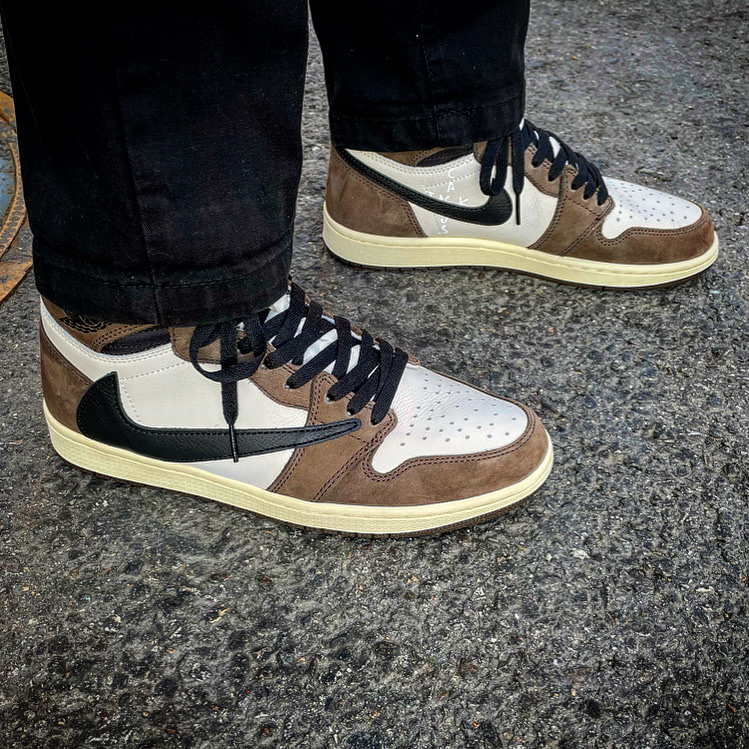 Jordan 1 x Travis Scott Retro High OG SP Mocha 착용 스타일 - 3